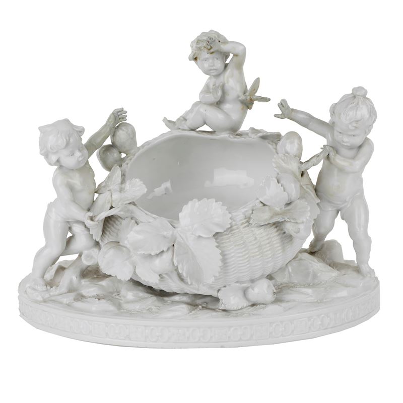 Centrotavola in porcellana con 3 putti