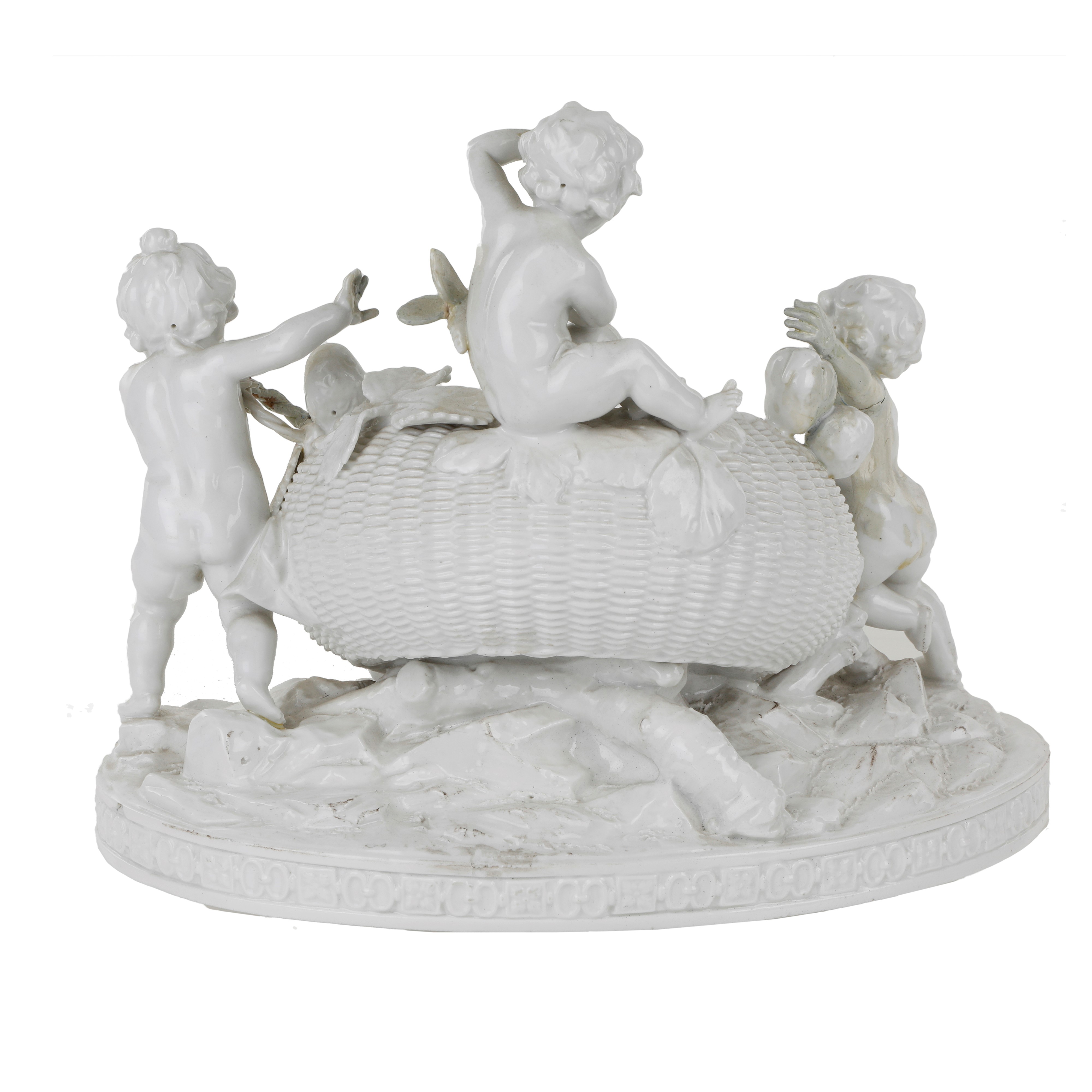 Centrotavola in porcellana con 3 putti