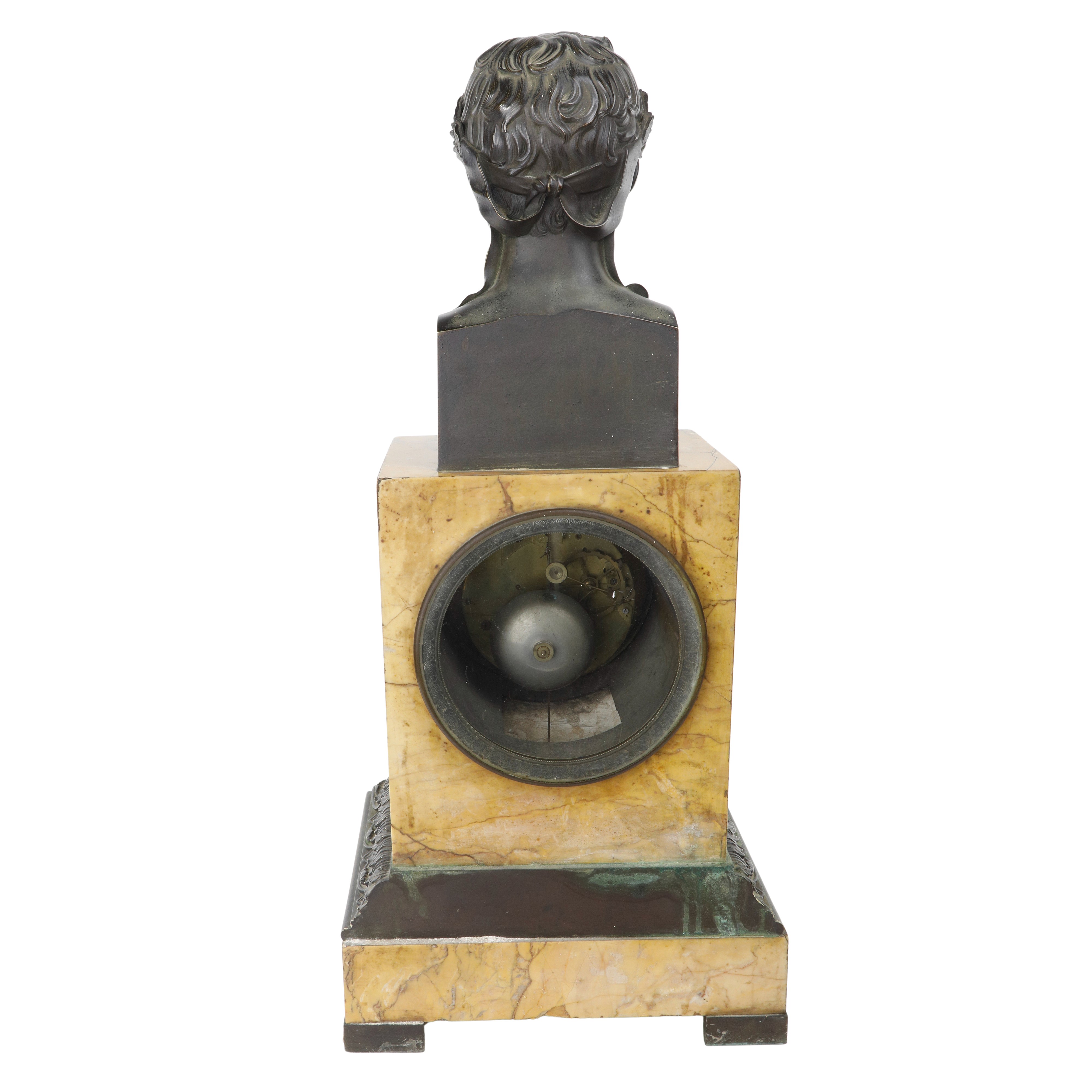 Orologio, scultura in bronzo su base in marmo giallo Siena