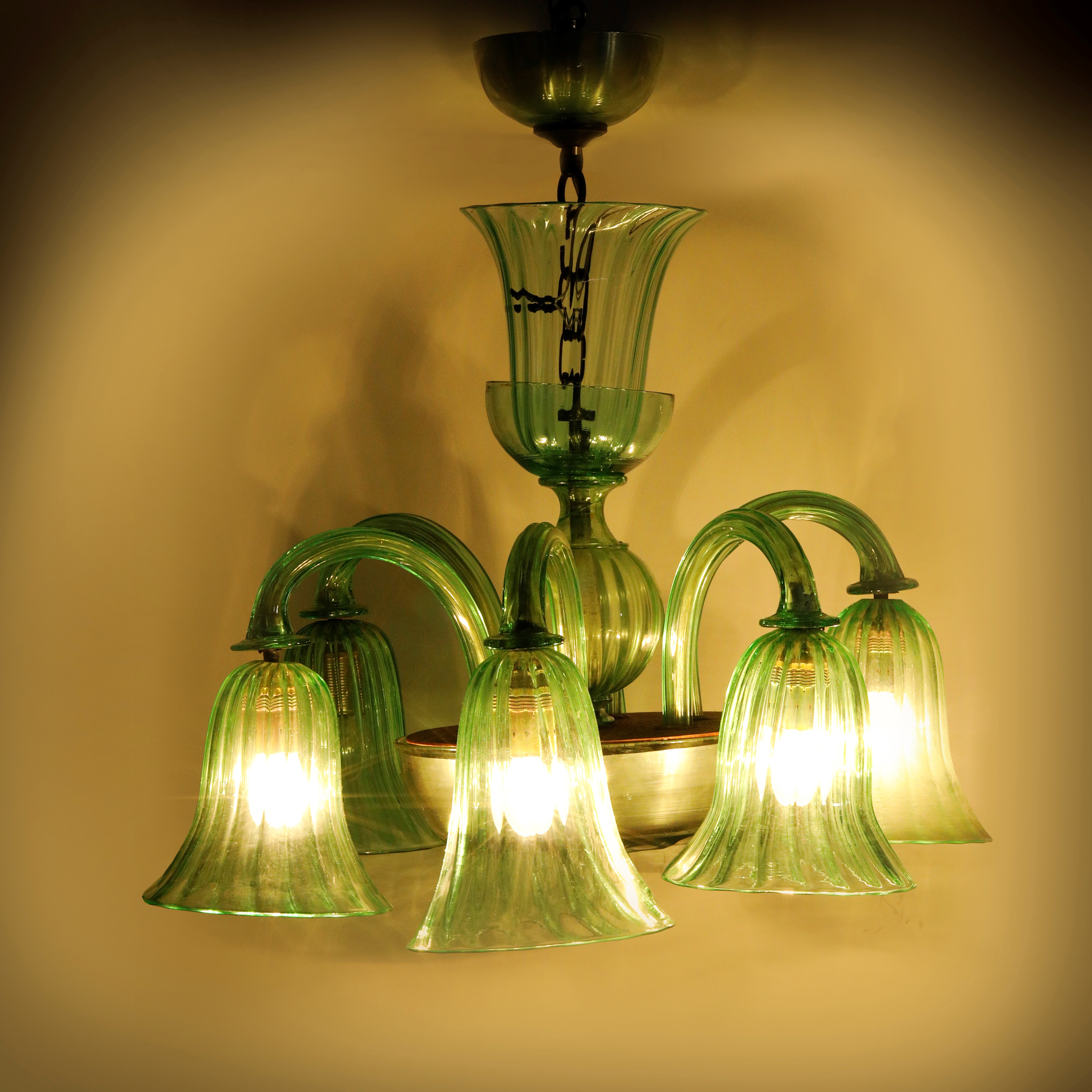 Napoleone Martinuzzi - Lampada a sospensione a sei luci per Venini, Italia (vetro soffiato verde ...