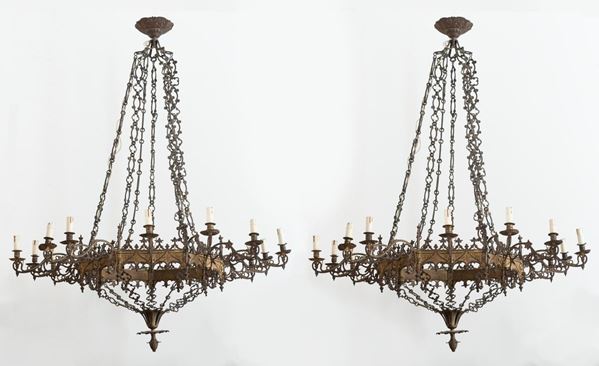2 Lampadari neogotici in bronzo brunito a 14 luci  (Inizi XX secolo)  - Asta Asta di Arredi e Dipinti Antichi, Argenti e Design - Gliubich Casa d'Aste