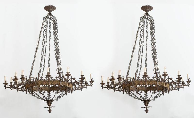 2 Lampadari Neogotici in Bronzo Brunito a 14 Luci