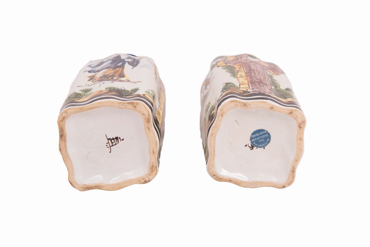 Coppia di Bottiglie con Tappo in Maiolica