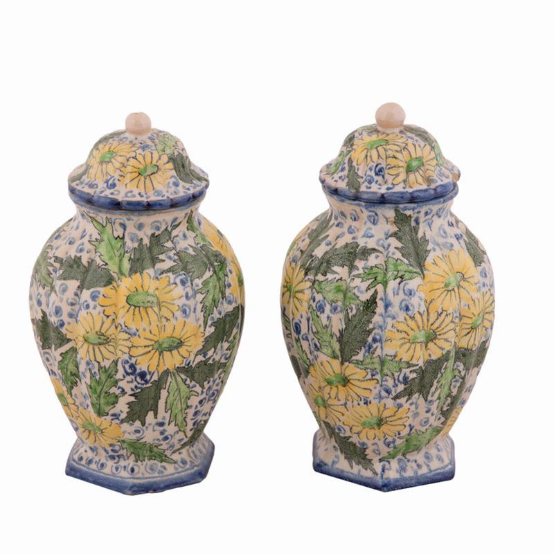 Coppia di Vasi in Maiolica con Coperchio Decorati a Motivi Floreali