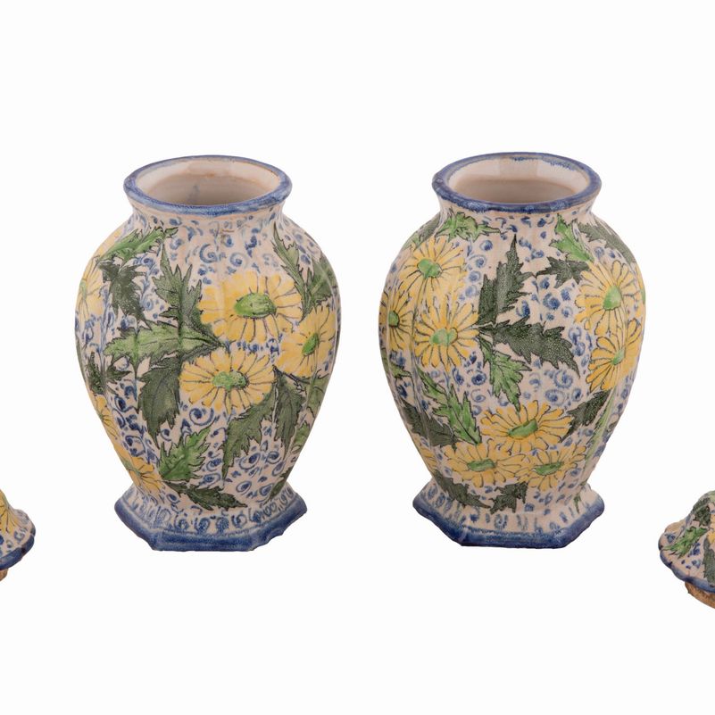 Coppia di Vasi in Maiolica con Coperchio Decorati a Motivi Floreali