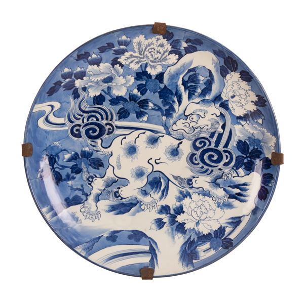 Grande piatto da parata in maiolica giapponese bianca e blu decorato al centro con drago