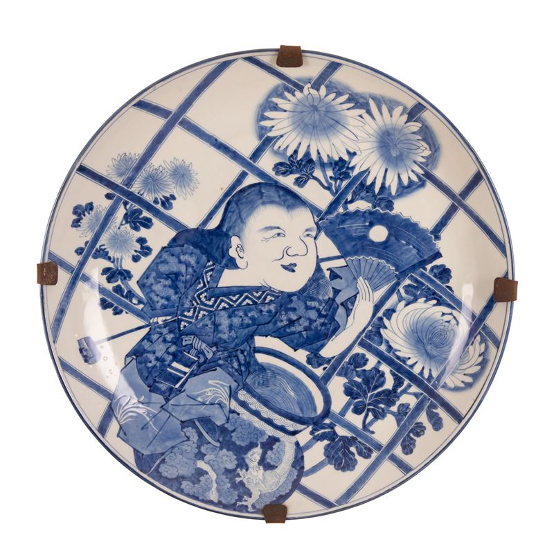 Grande piatto da parata in maiolica giapponese bianca e blu decorato al centro con figura di bamb...