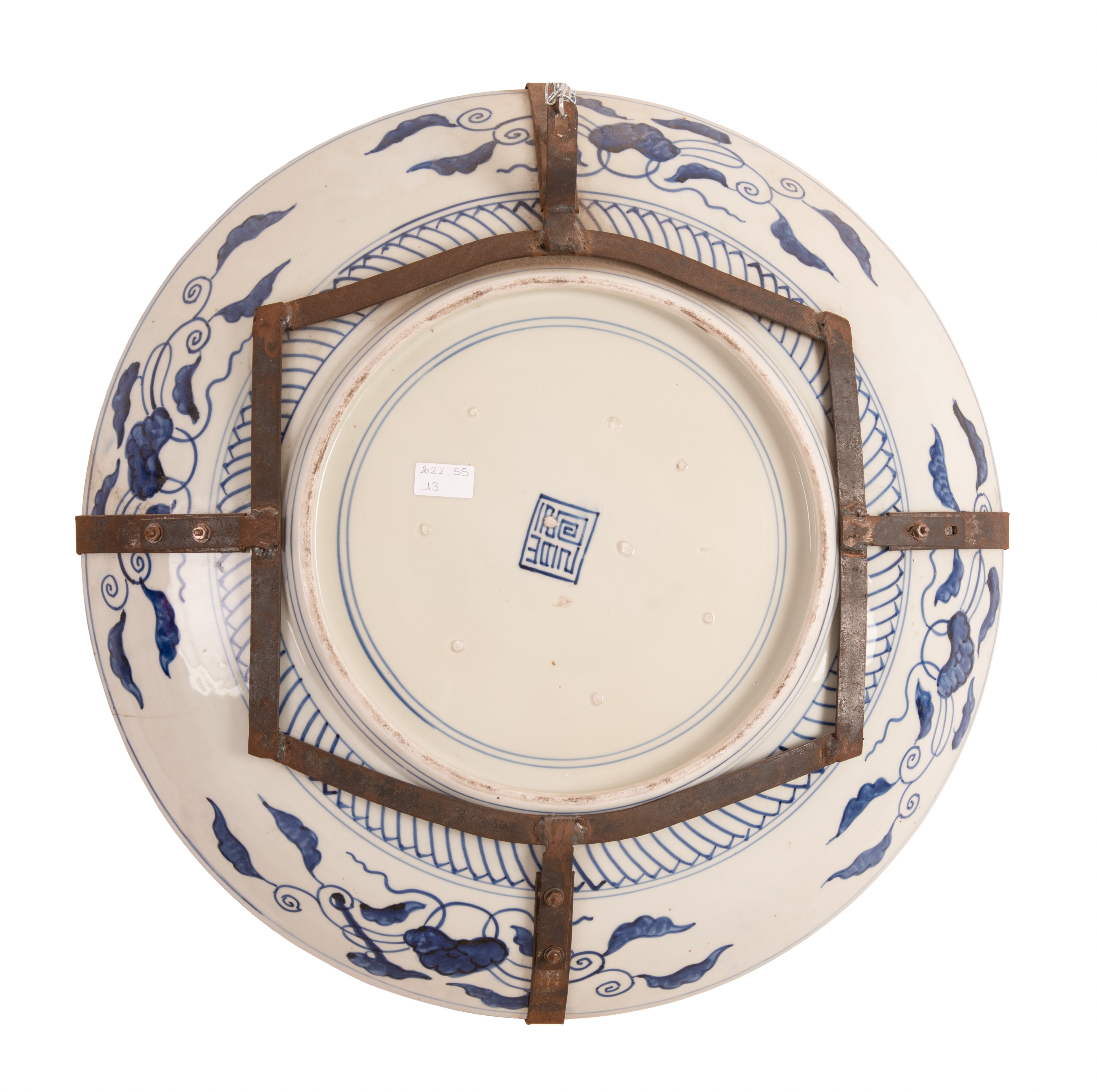 Grande piatto da parata in maiolica giapponese bianca e blu decorato al centro con figura di bamb...