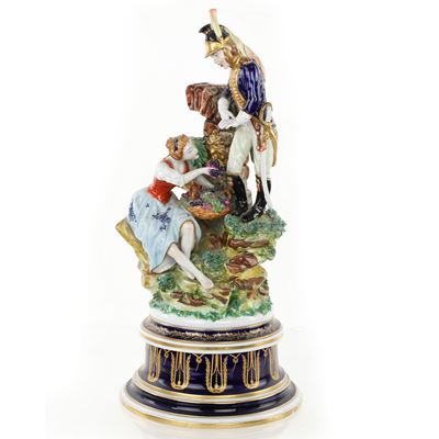 Gruppo in porcellana, 'Scena romantica con soldato e fanciulla', Limoges, Francia, XX secolo