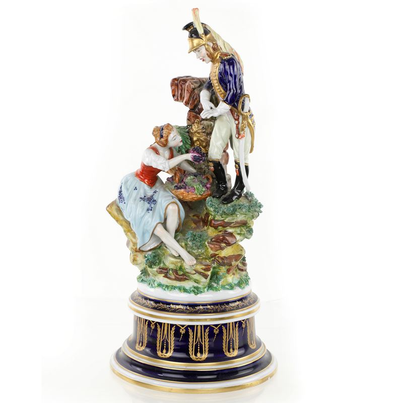 Gruppo in porcellana, 'Scena romantica con soldato e fanciulla', Limoges, Francia, XX secolo
