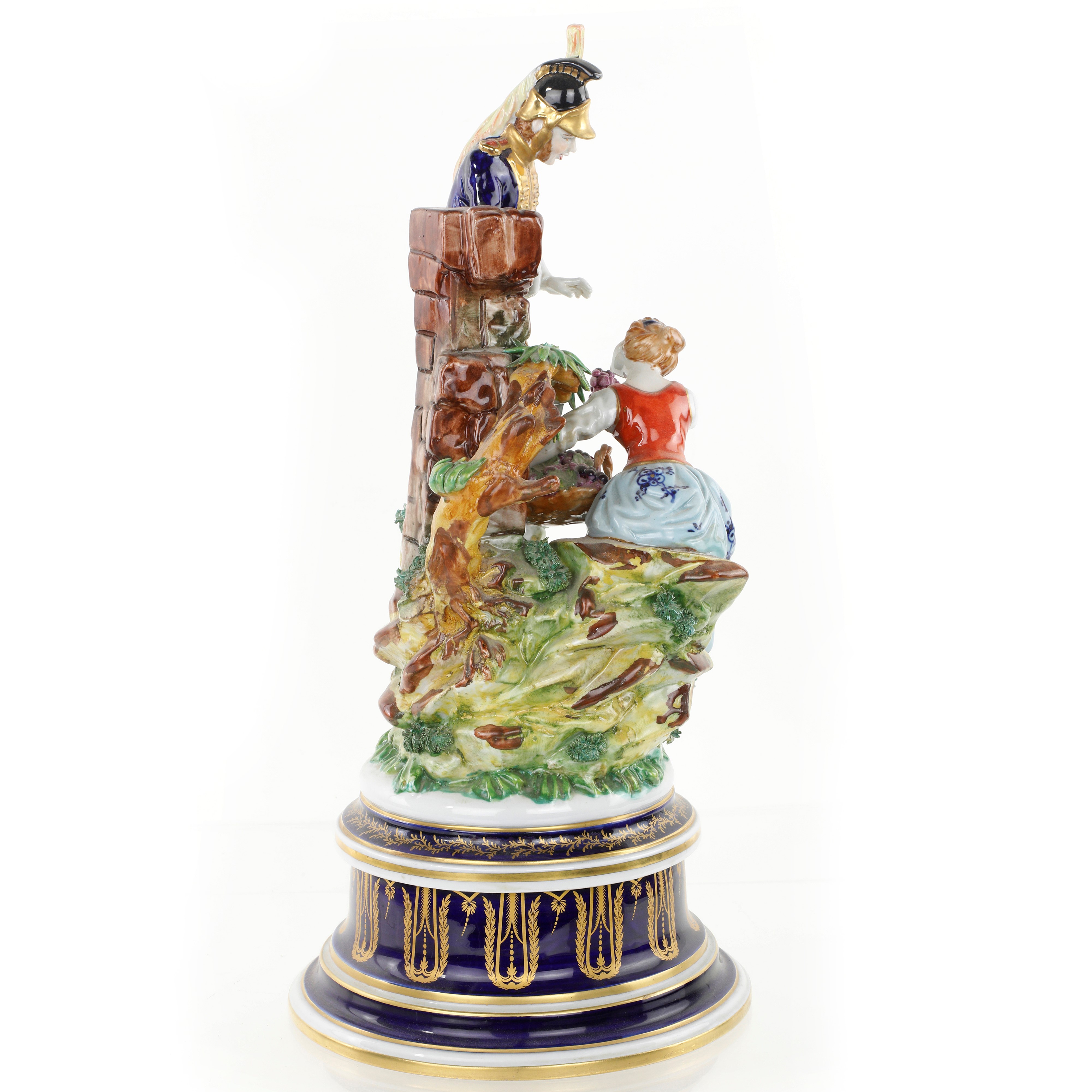 Gruppo in porcellana, 'Scena romantica con soldato e fanciulla', Limoges, Francia, XX secolo