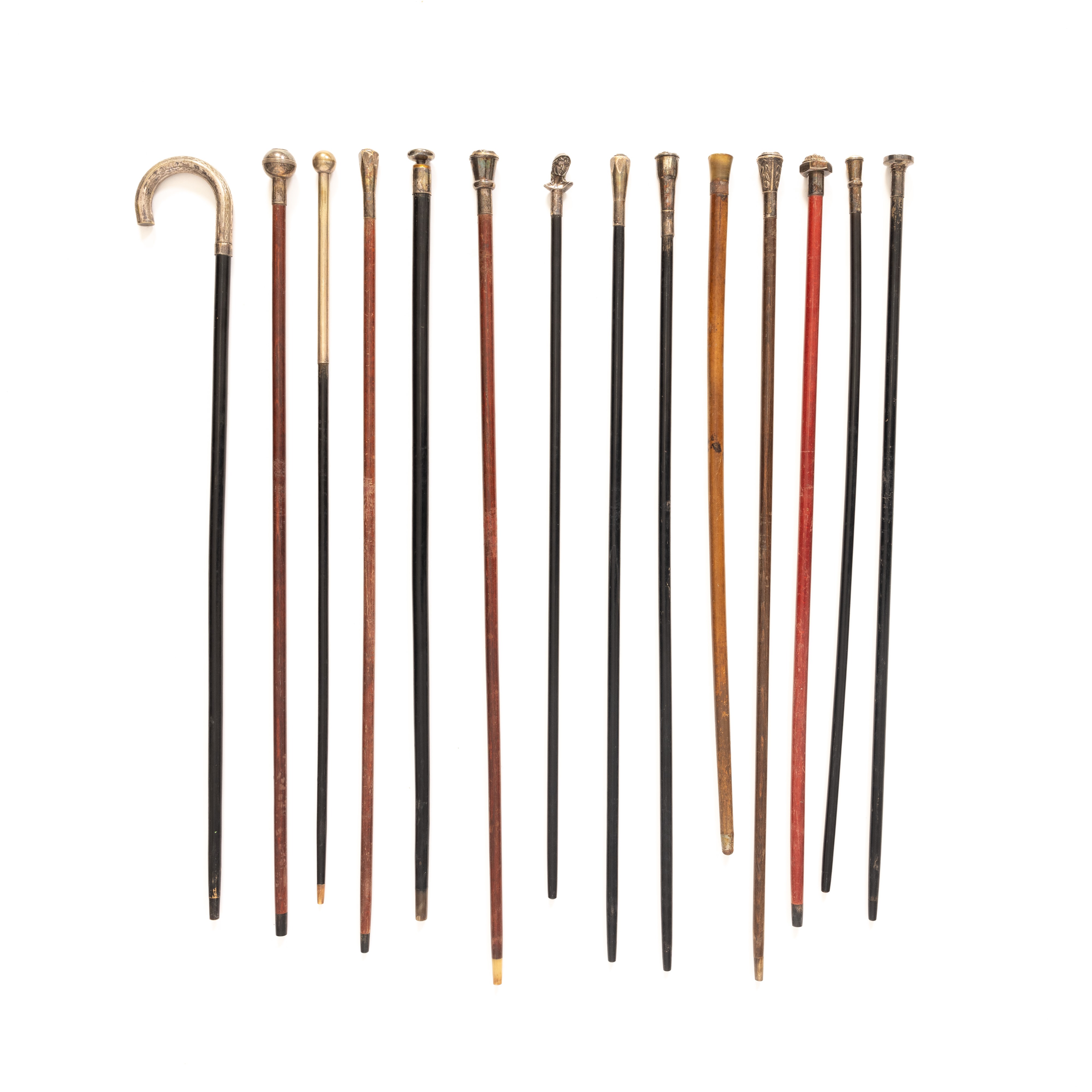 Collezione di 22 bastoni da passeggio, alcuni con testate decorative