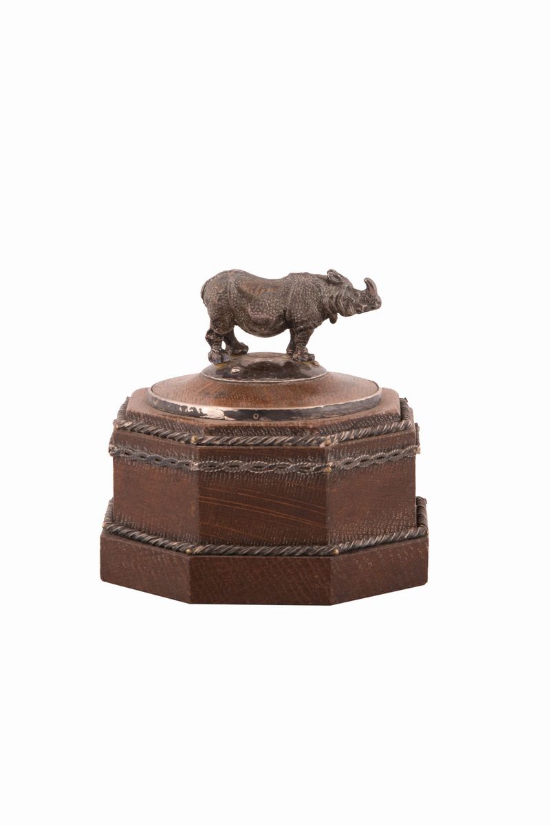 Piccola Scultura in Metallo Argentato Raffigurante Rinocerone su Base Ottagonale in Mogano