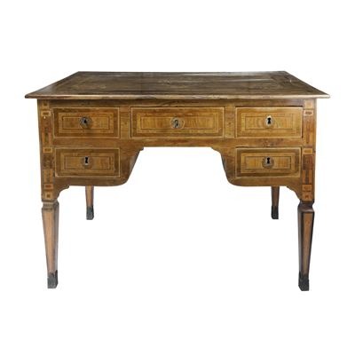Scrivania da centro, legno di noce e acero, fine XVIII secolo, attribuita a Marche