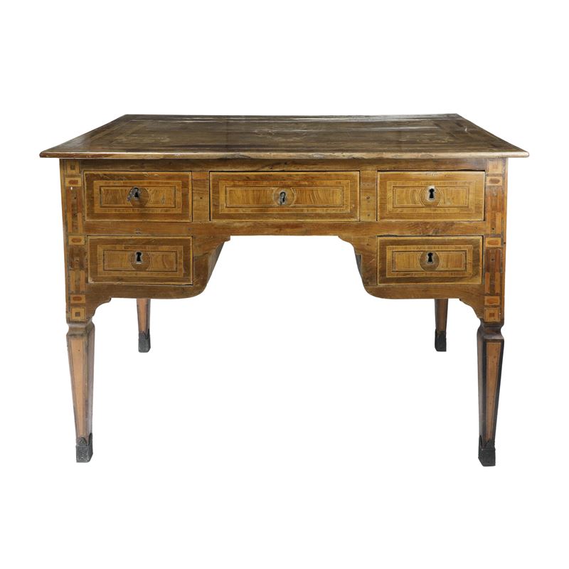 Scrivania da centro, legno di noce e acero, fine XVIII secolo, attribuita a Marche