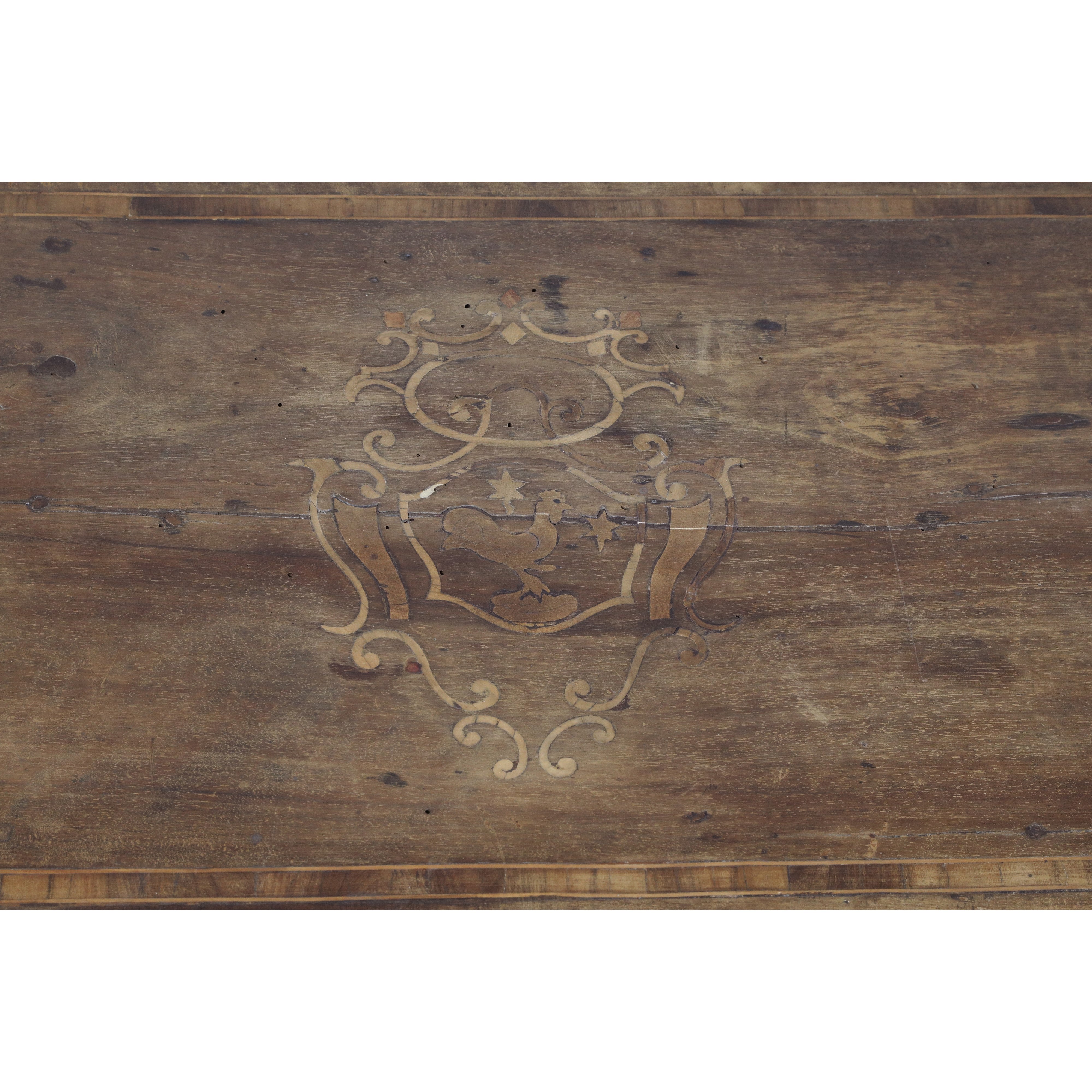 Scrivania da centro, legno di noce e acero, fine XVIII secolo, attribuita a Marche