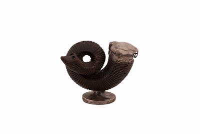 Tabacchiera per Tabacco da Fiuto da Tavolo Fatta a Forma di Proboscide in Legno e Coperchio in Ar...