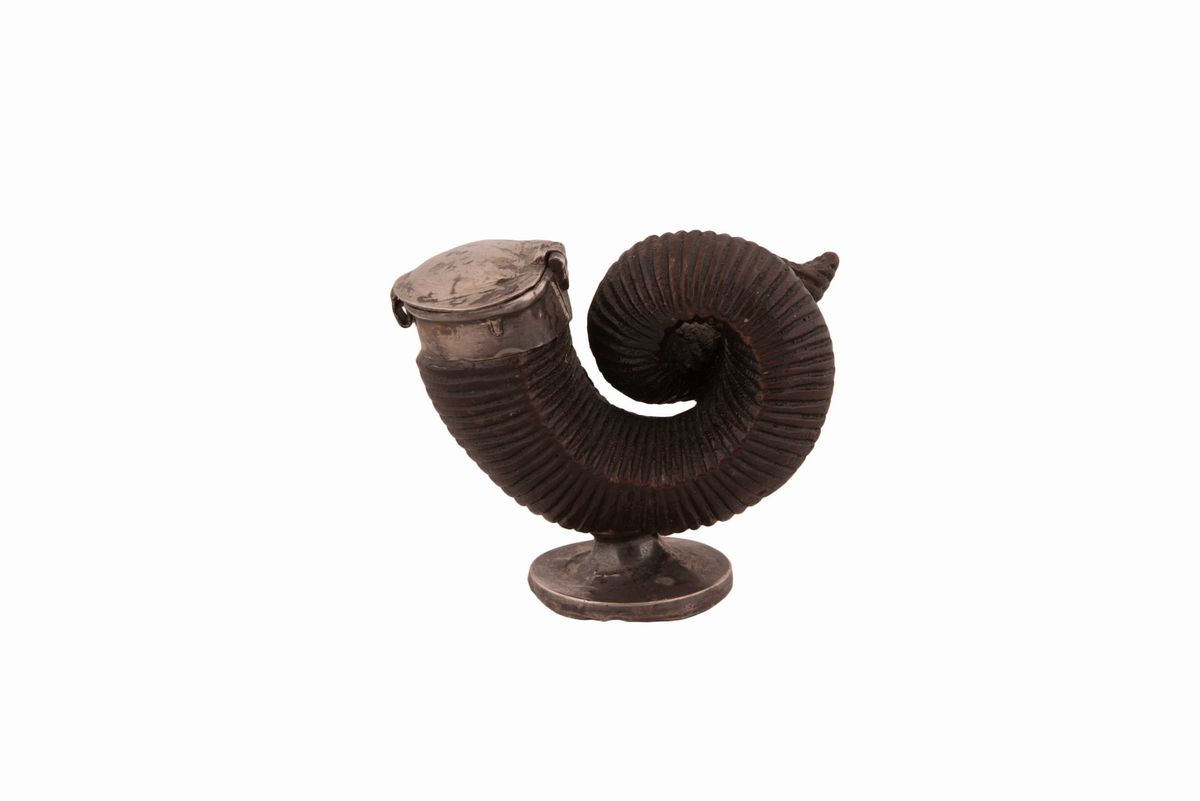 Tabacchiera per Tabacco da Fiuto da Tavolo Fatta a Forma di Proboscide in Legno e Coperchio in Ar...