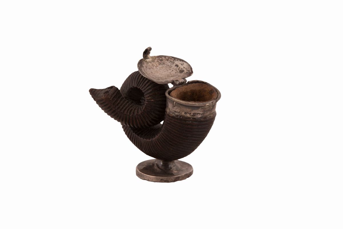Tabacchiera per Tabacco da Fiuto da Tavolo Fatta a Forma di Proboscide in Legno e Coperchio in Ar...