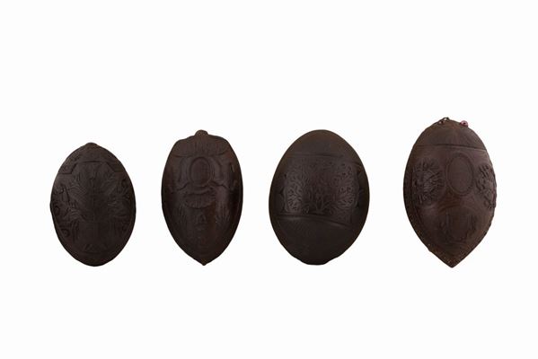 Lotto di 4 mezzi cocchi intagliati