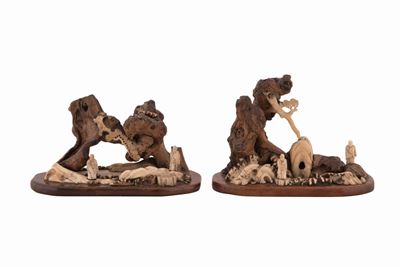 Coppia di Sculture Raffiguranti Paesaggi Orientali con Figure in Legno e Osso