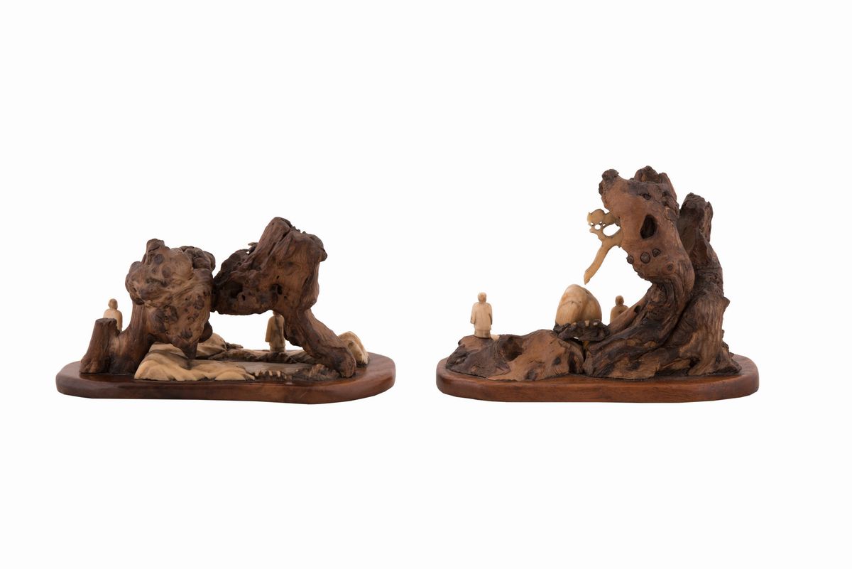 Coppia di Sculture Raffiguranti Paesaggi Orientali con Figure in Legno e Osso