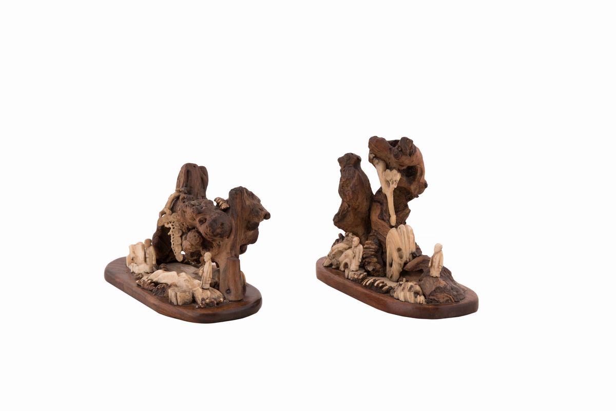 Coppia di Sculture Raffiguranti Paesaggi Orientali con Figure in Legno e Osso