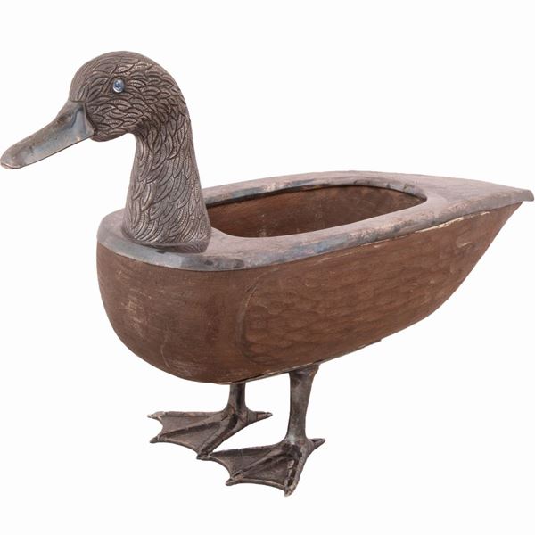 Scultura in metallo e legno scavata a vaso raffigurante papera