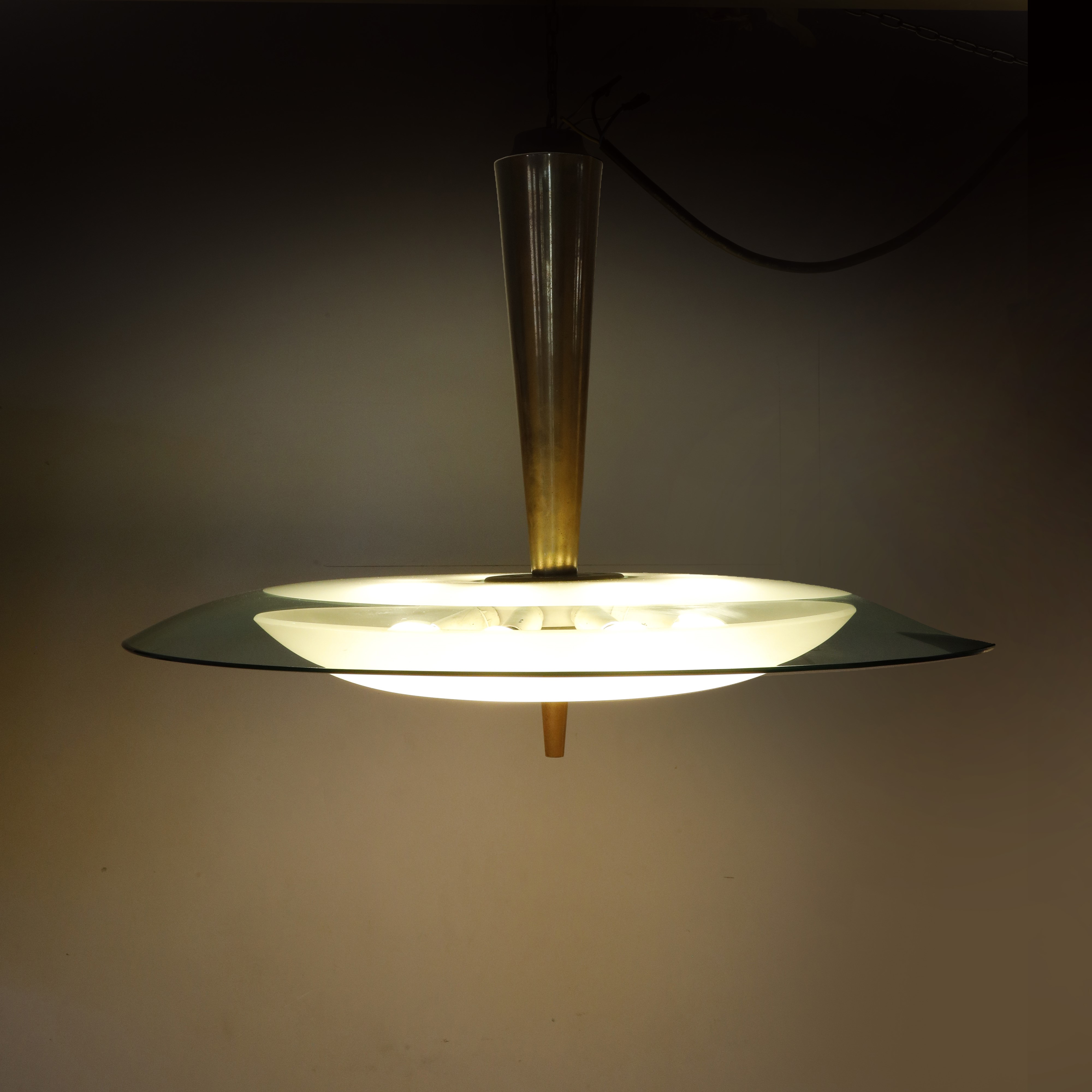 Max Ingrand - Lampada a sospensione modello “1462” (Fontana Arte), cristallo e ottone