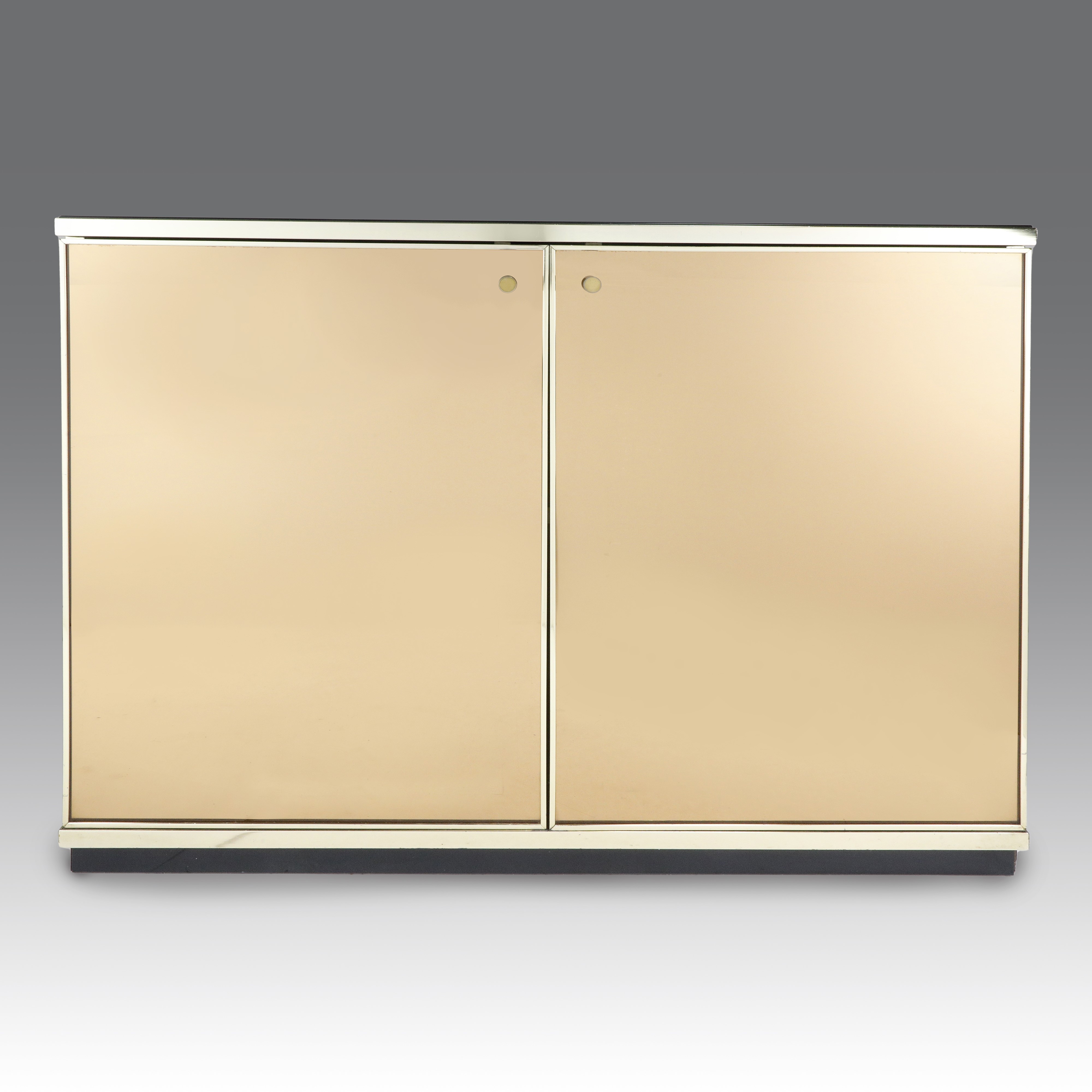Renato Zevi - Credenza con due sportelli e cassettiera a quattro cassetti in cristallo specchiato...