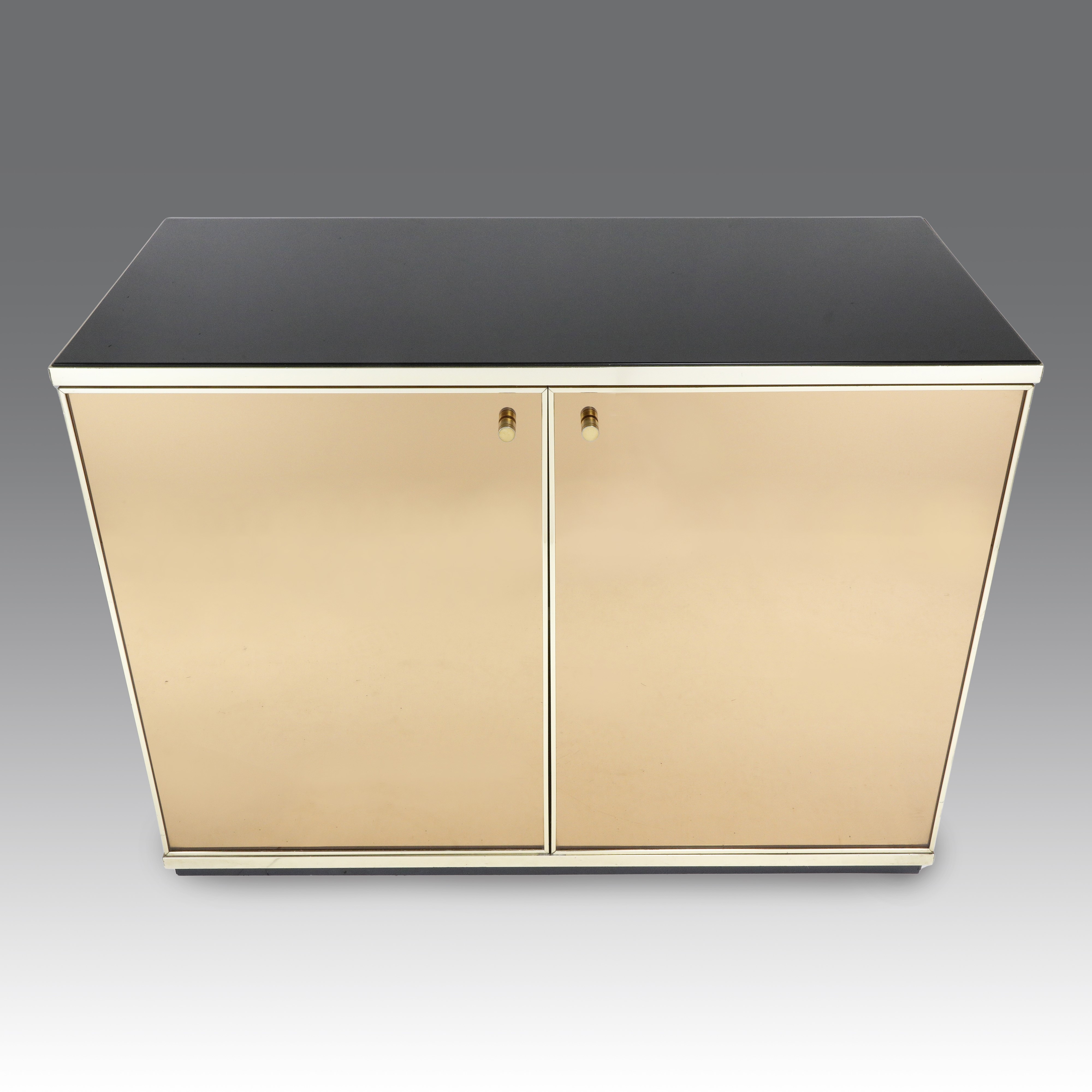 Renato Zevi - Credenza con due sportelli e cassettiera a quattro cassetti in cristallo specchiato...