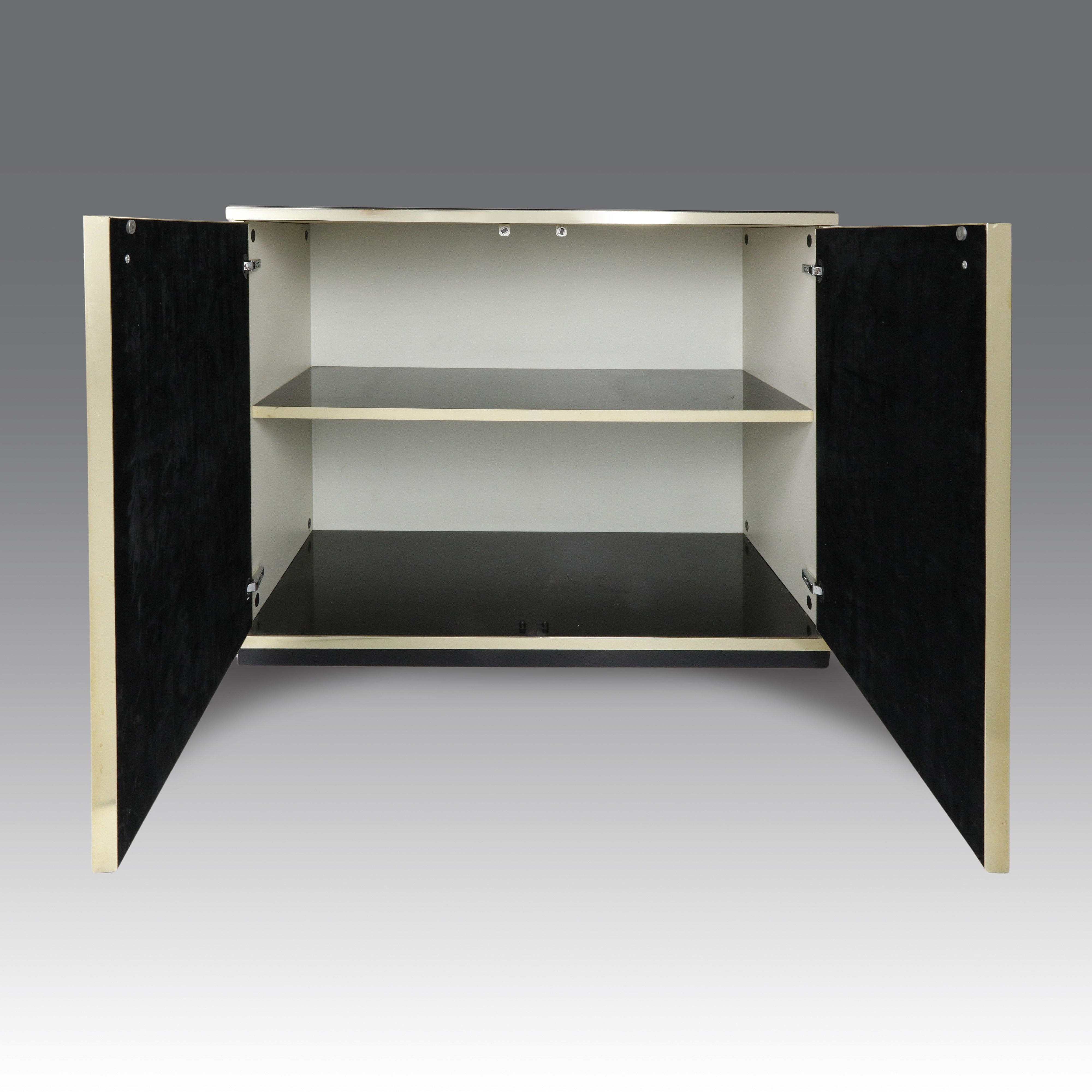 Renato Zevi - Credenza con due sportelli e cassettiera a quattro cassetti in cristallo specchiato...