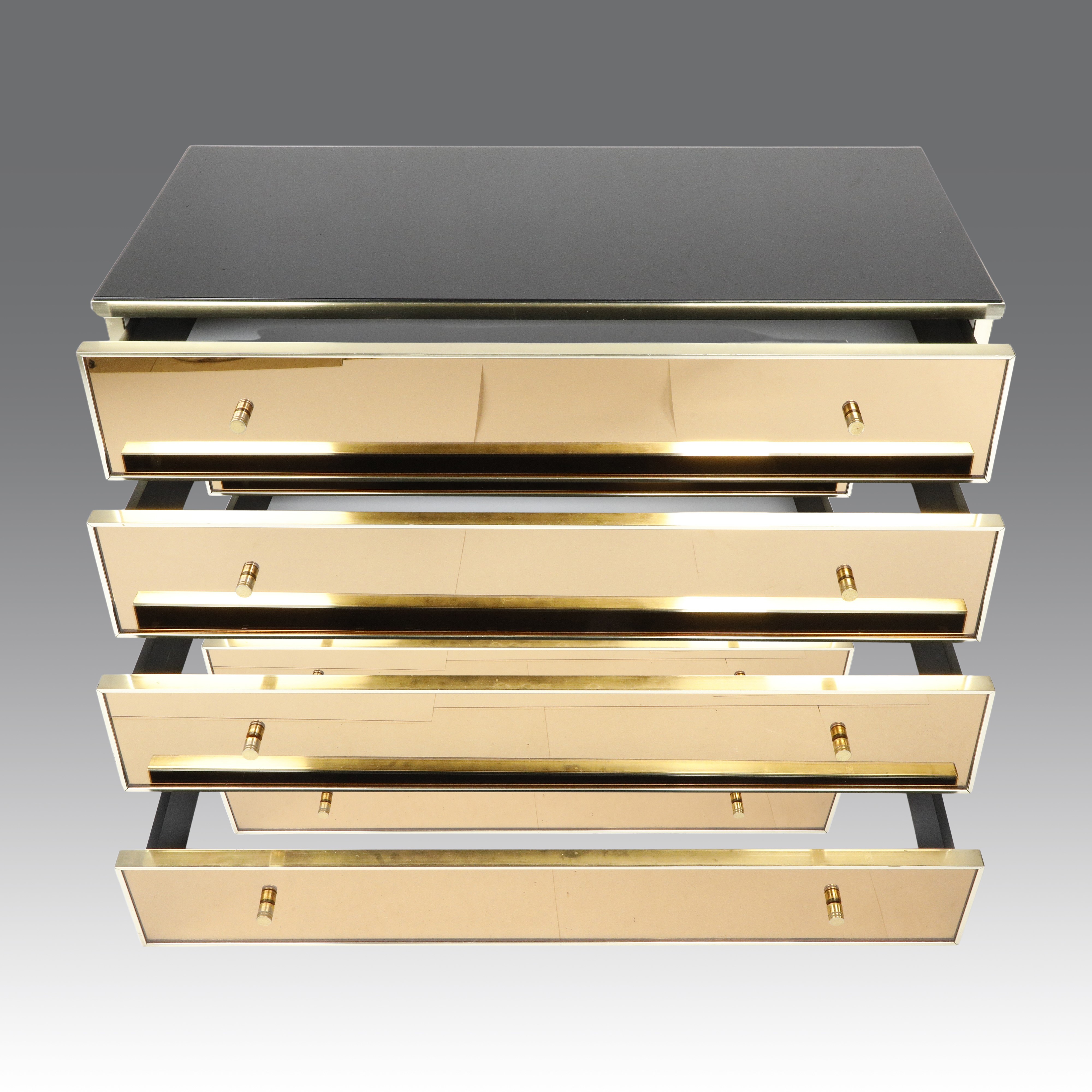 Renato Zevi - Credenza con due sportelli e cassettiera a quattro cassetti in cristallo specchiato...