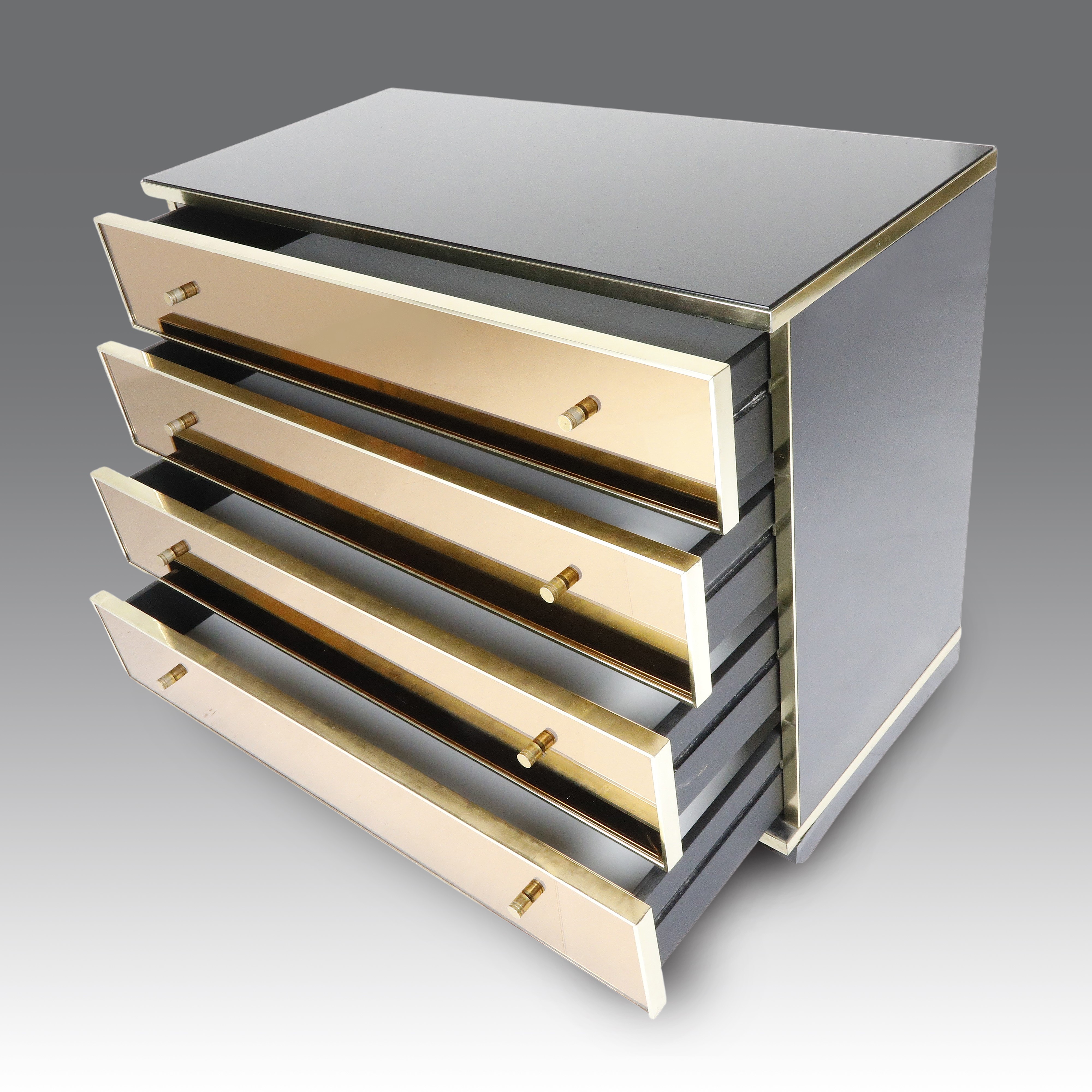 Renato Zevi - Credenza con due sportelli e cassettiera a quattro cassetti in cristallo specchiato...