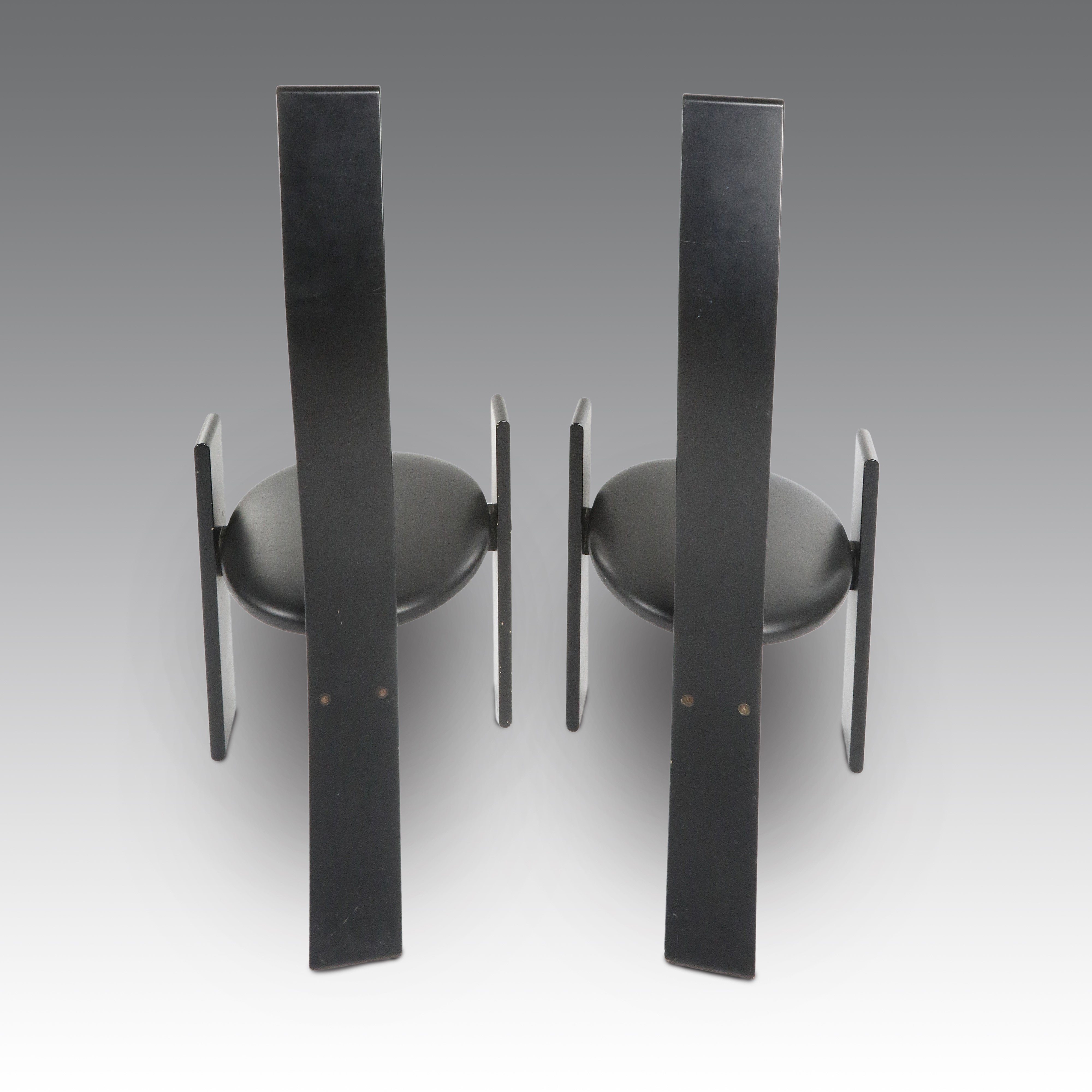 Vico Magistretti - Due sedie modello “SD51” “Golem”, struttura in legno laccato nero