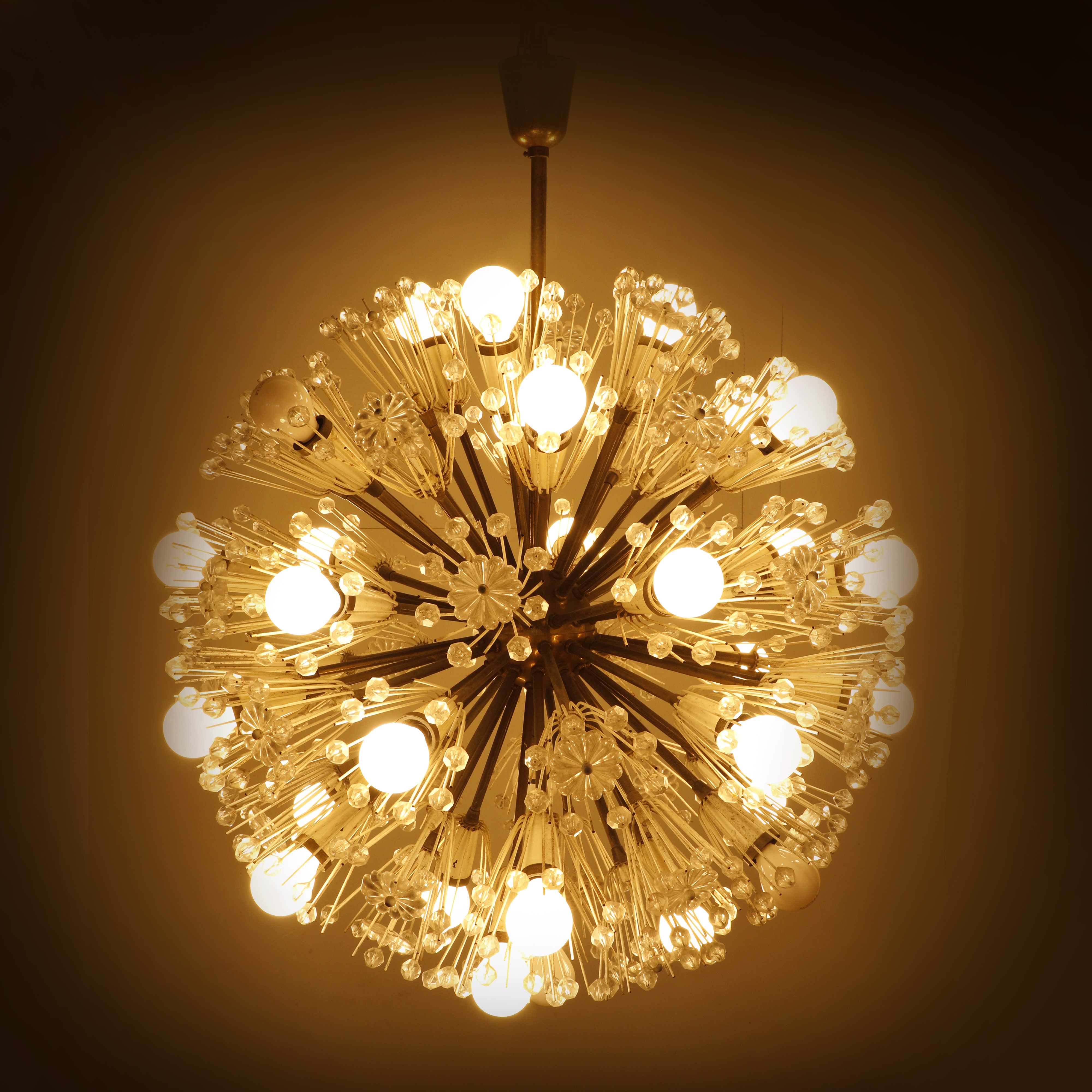 Emil Stejnar - Emil; Lampadario a sospensione a sedici luci, produzione A. Rupert Nikoll (Vienna)...