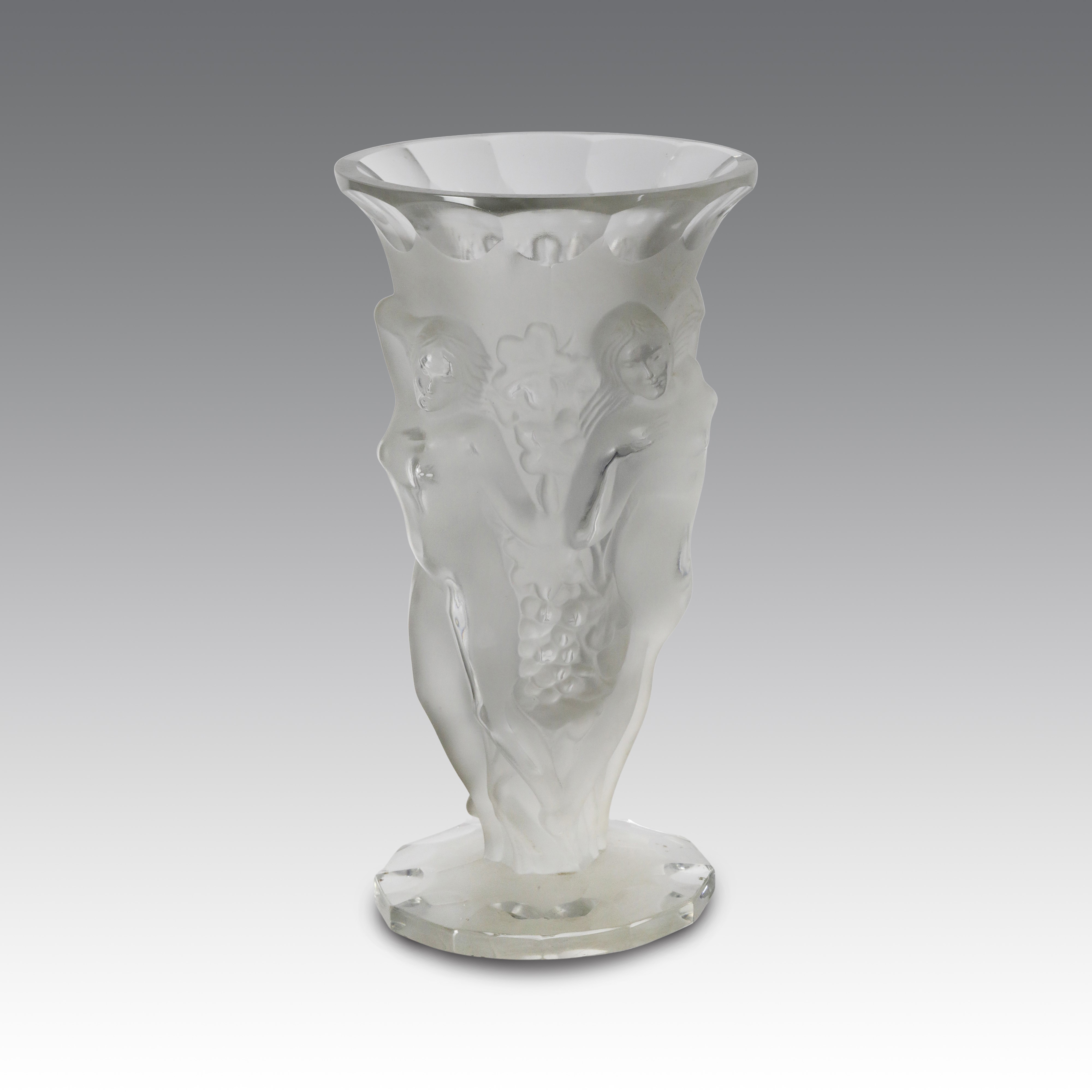 Arthur Plewa - Vaso “Trois Bacchantes”, cristallo pressato satinato e parzialmente molato (Boemia...