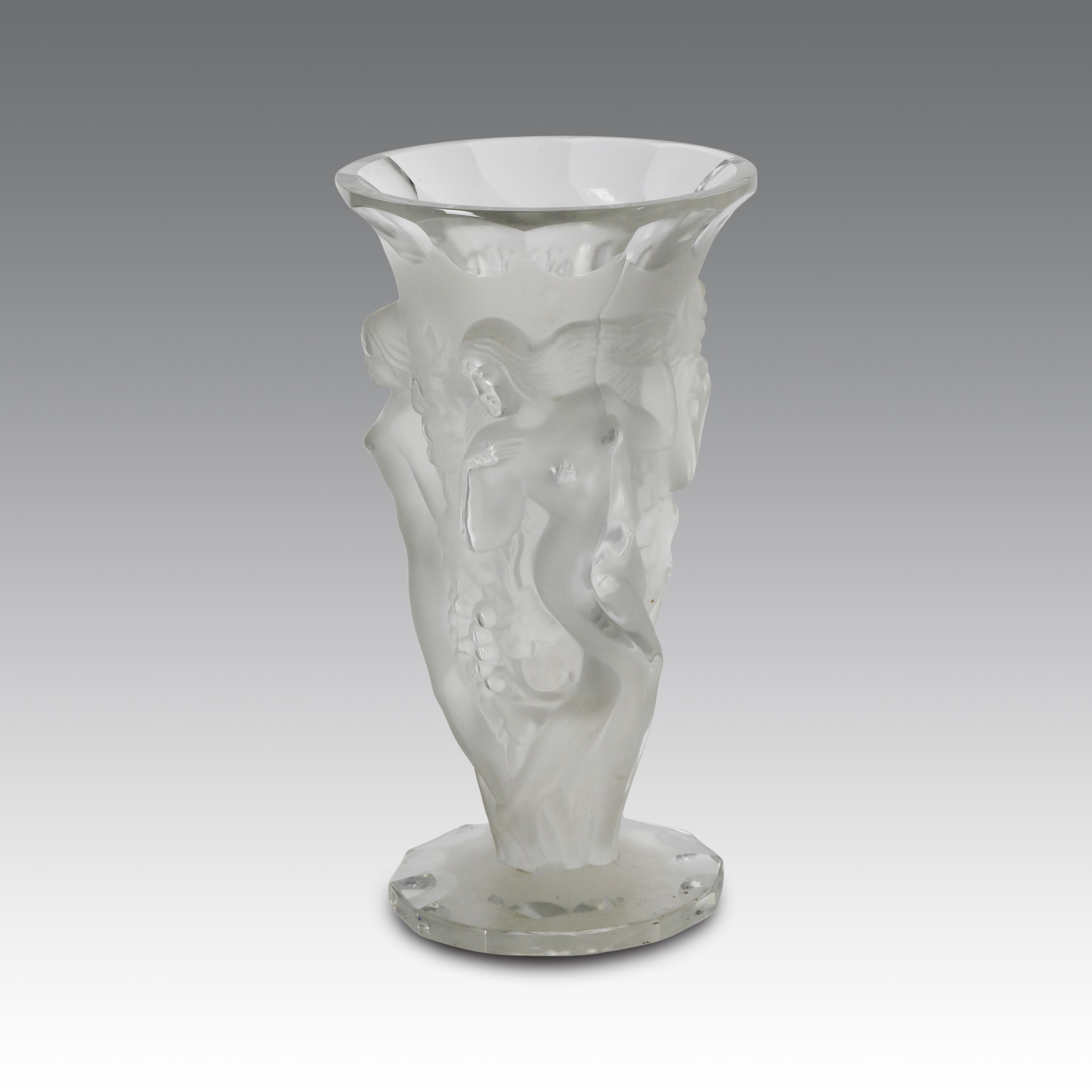 Arthur Plewa - Vaso “Trois Bacchantes”, cristallo pressato satinato e parzialmente molato (Boemia...