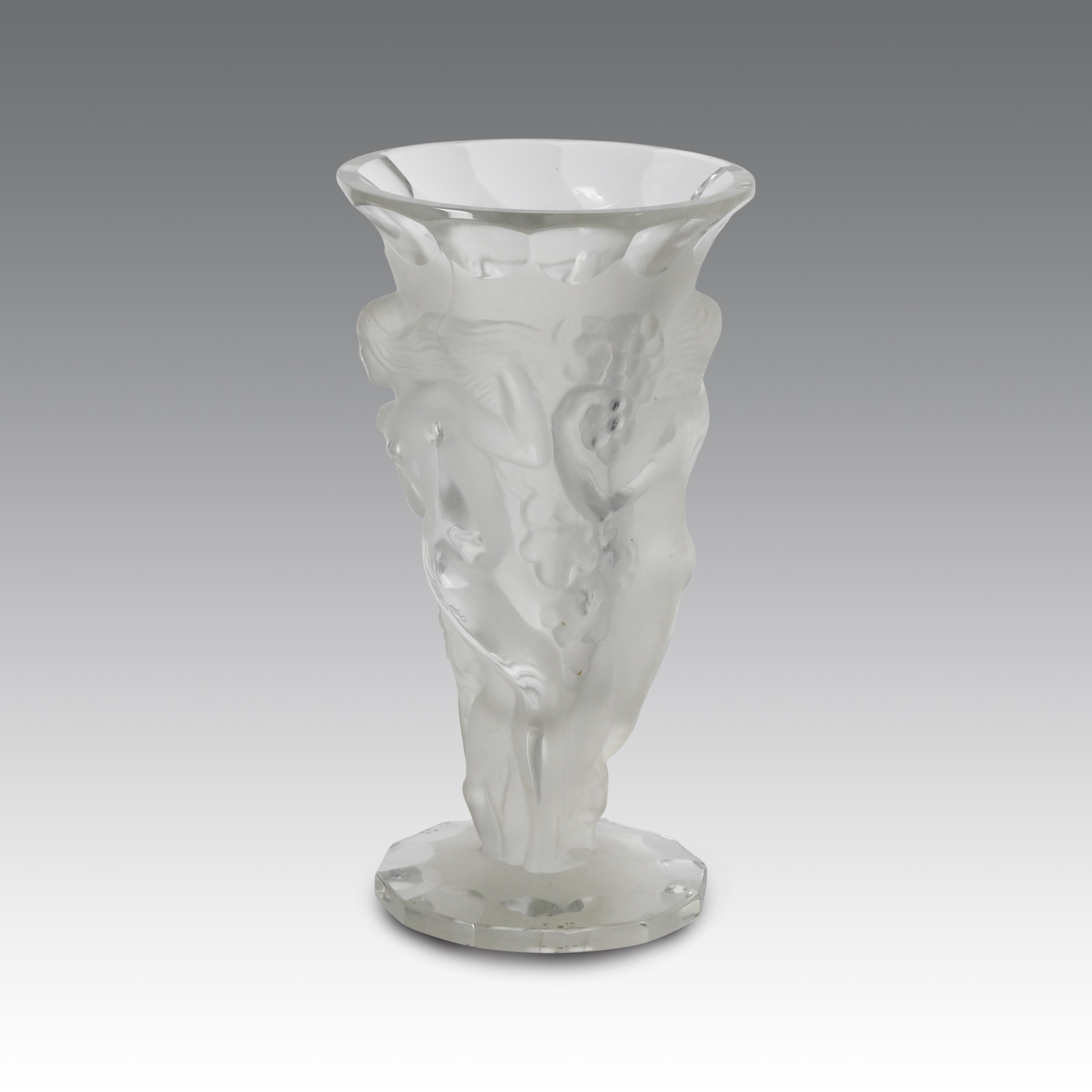 Arthur Plewa - Vaso “Trois Bacchantes”, cristallo pressato satinato e parzialmente molato (Boemia...