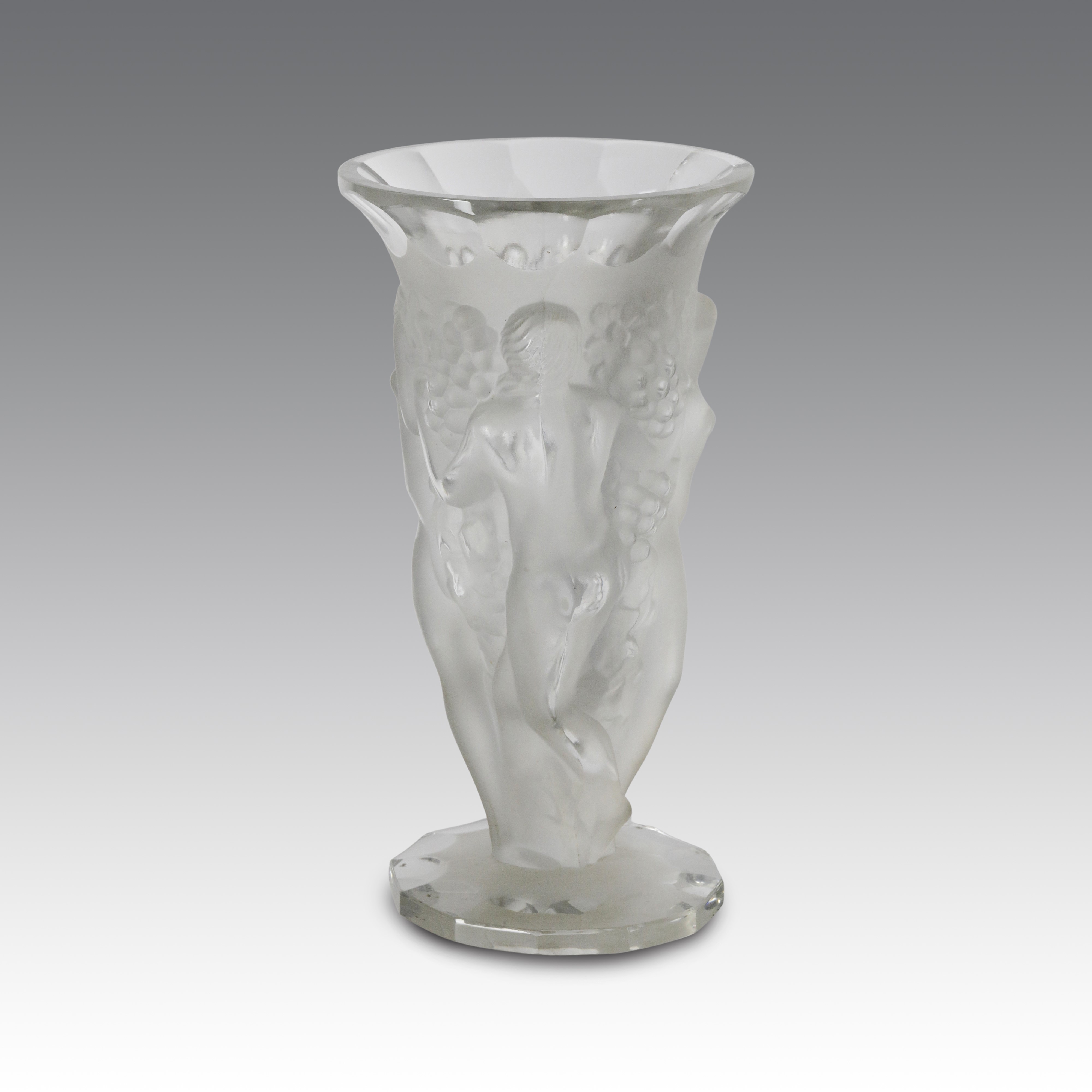 Arthur Plewa - Vaso “Trois Bacchantes”, cristallo pressato satinato e parzialmente molato (Boemia...