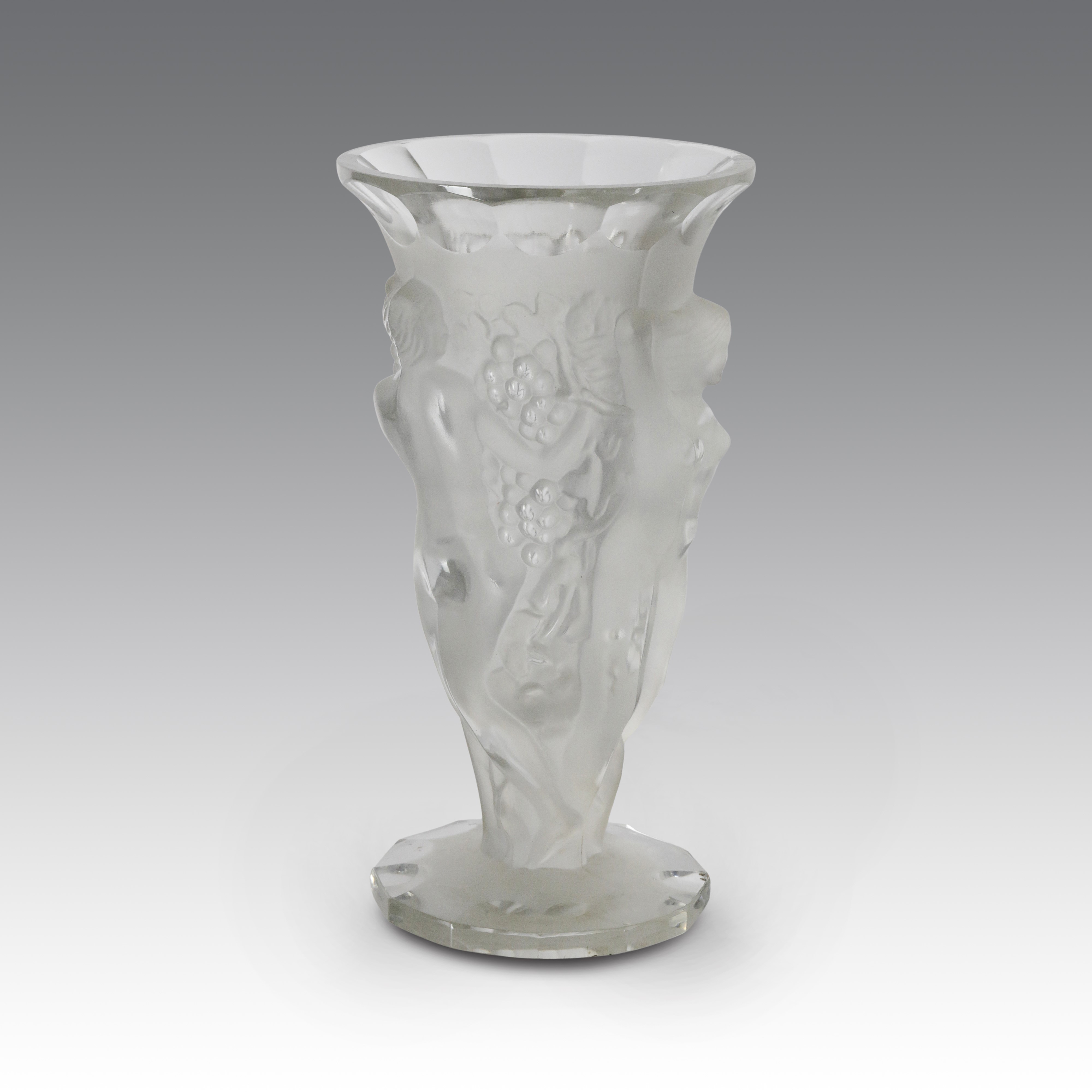 Arthur Plewa - Vaso “Trois Bacchantes”, cristallo pressato satinato e parzialmente molato (Boemia...