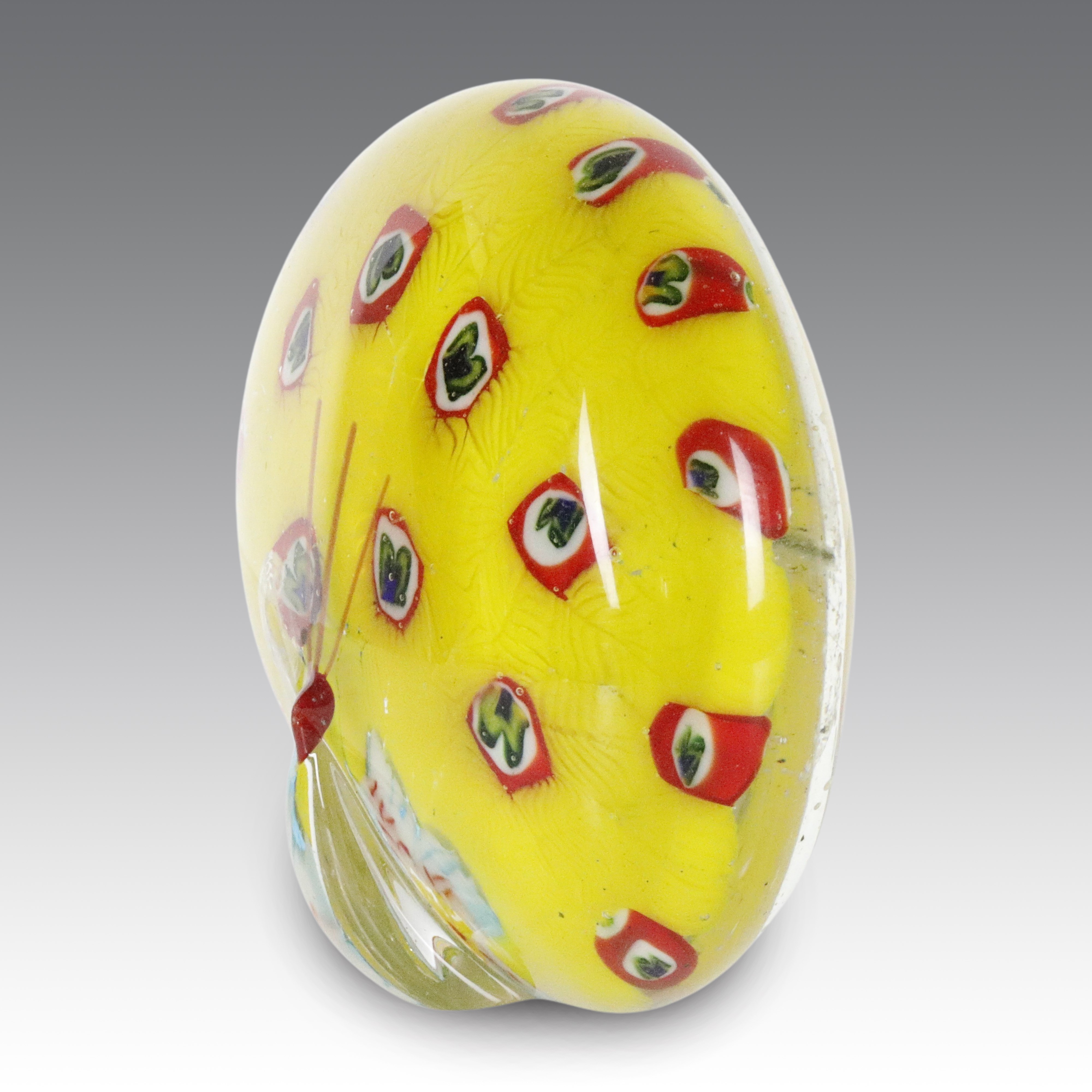 La Murrina, Pressa carte sferico schiacciato in pasta vitrea gialla con decorazione a millefiori ...