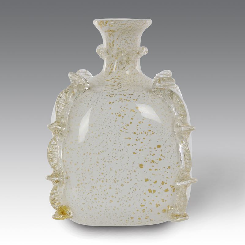 Produzione Seguso (attr. le), Vaso bottiglia in vetro lattimo con decorazioni a polveri d’oro, Mu...