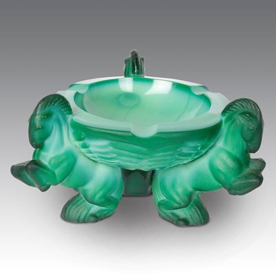 Posacenere in vetro malachite boemo su base a tre cavalli rampanti