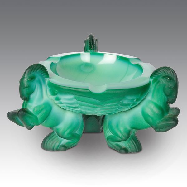 Heinrich Hoffmann - Posacenere in vetro malachite, coppa semi sferica sostenuta da tre cavalli rampanti, produzione Boemia