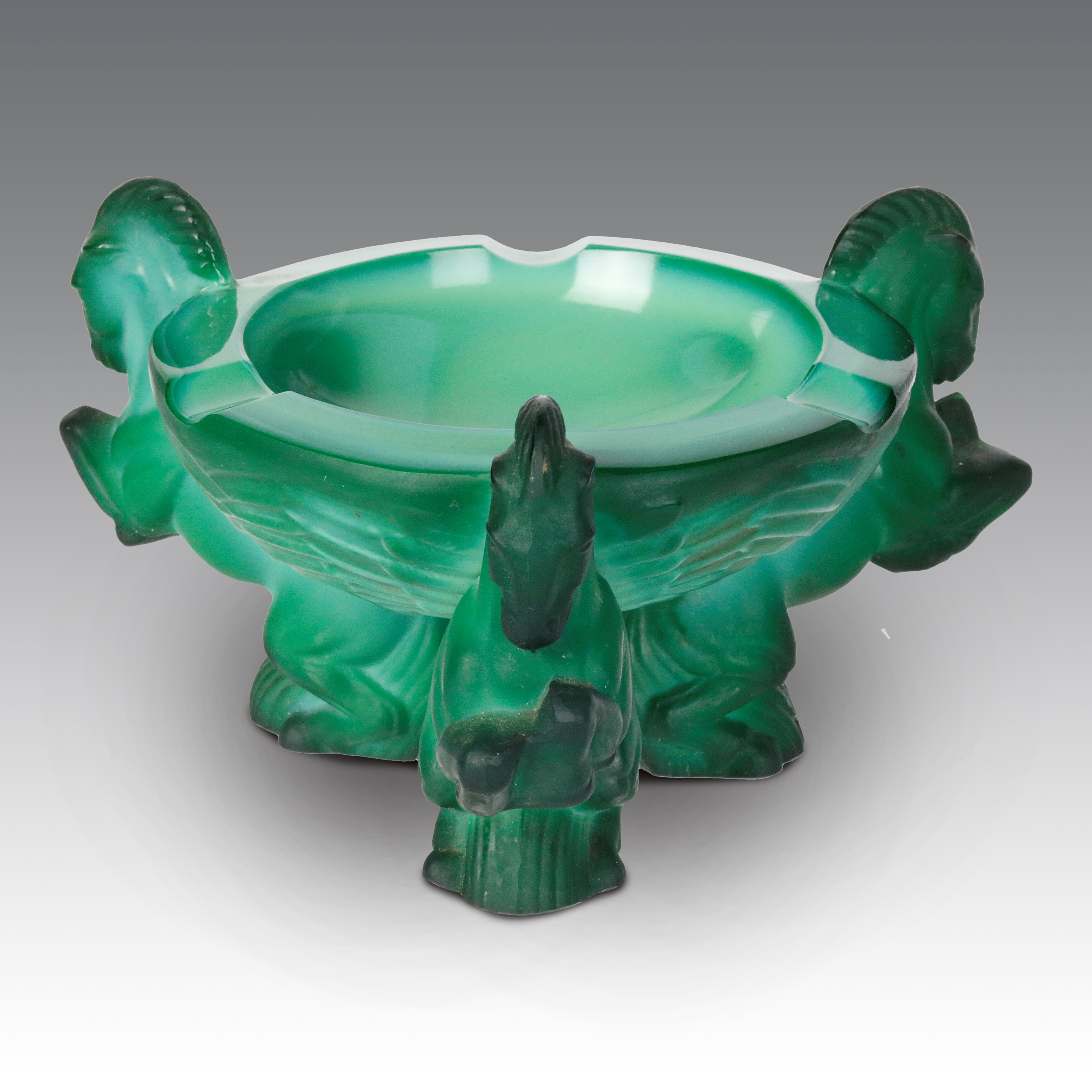 Heinrich Hoffmann - Posacenere in vetro malachite boemo su base a tre cavalli rampanti