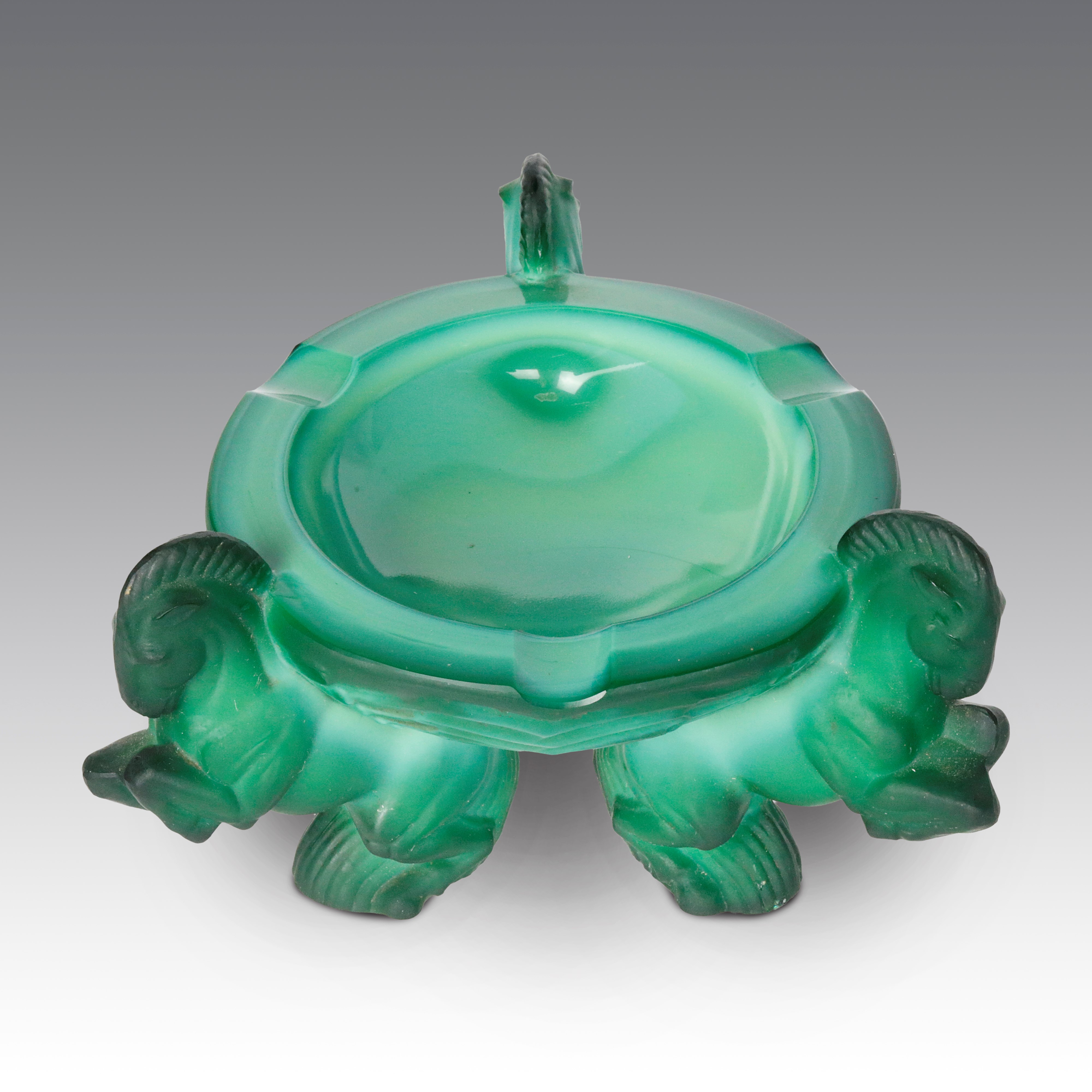 Heinrich Hoffmann - Posacenere in vetro malachite boemo su base a tre cavalli rampanti