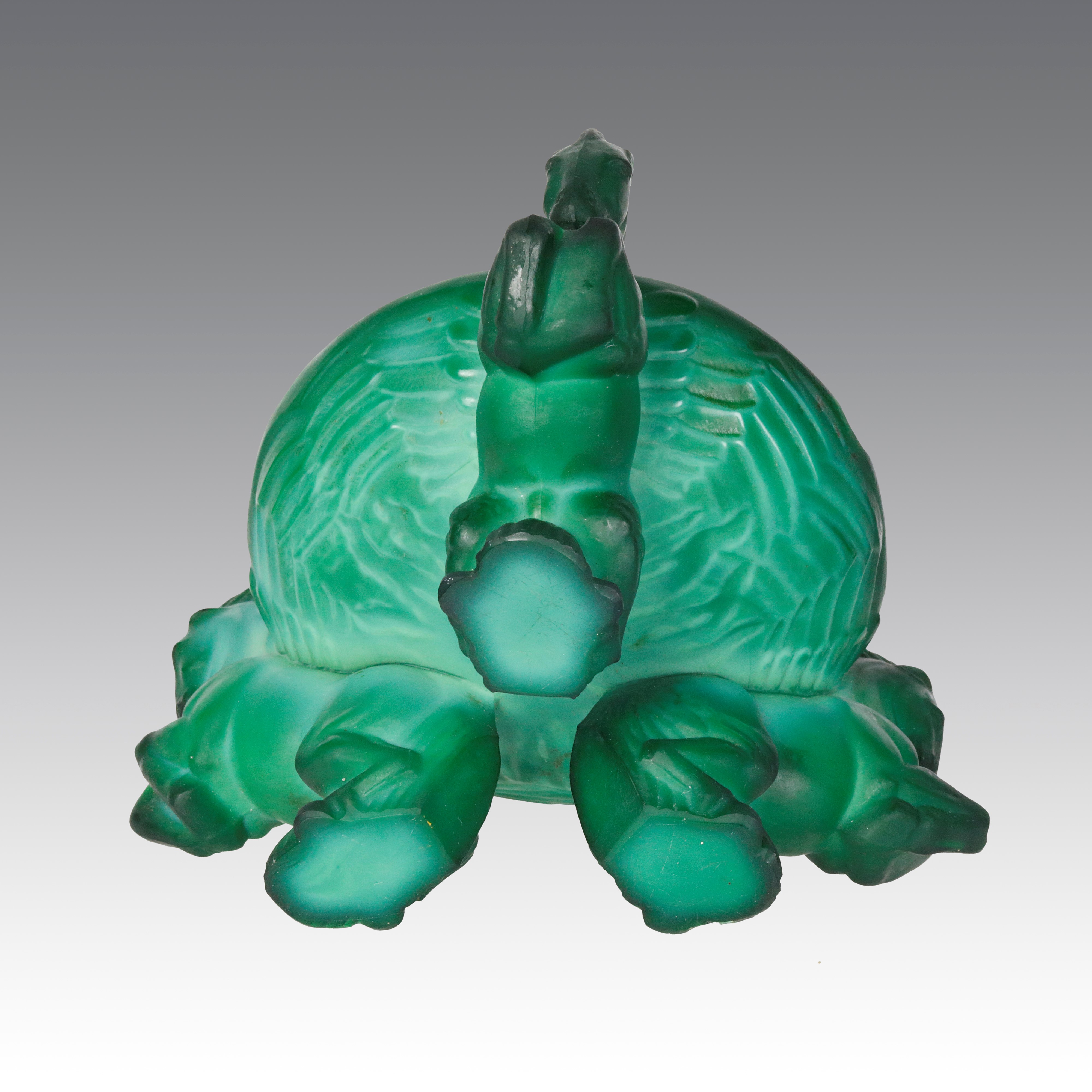 Heinrich Hoffmann - Posacenere in vetro malachite boemo su base a tre cavalli rampanti
