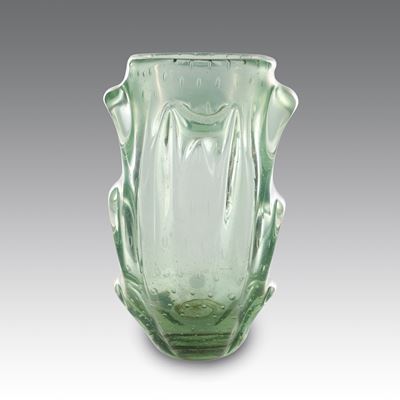 Vaso in vetro verde nord iridato con corpo plasmato e elementi curvi a rilievo, Manifattura Barov...