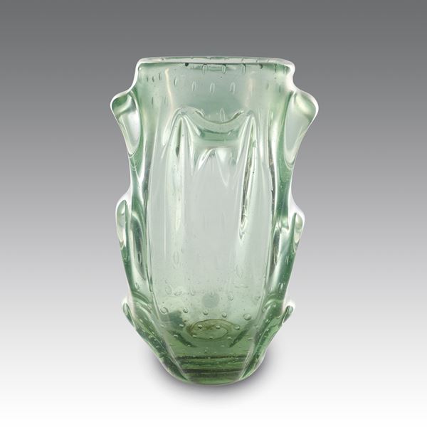 Ercole Barovier - Vaso in vetro verde nord iridato e corpo plasmato con elementi curvi a rilievo - Manifattura Barovier & Toso, Murano